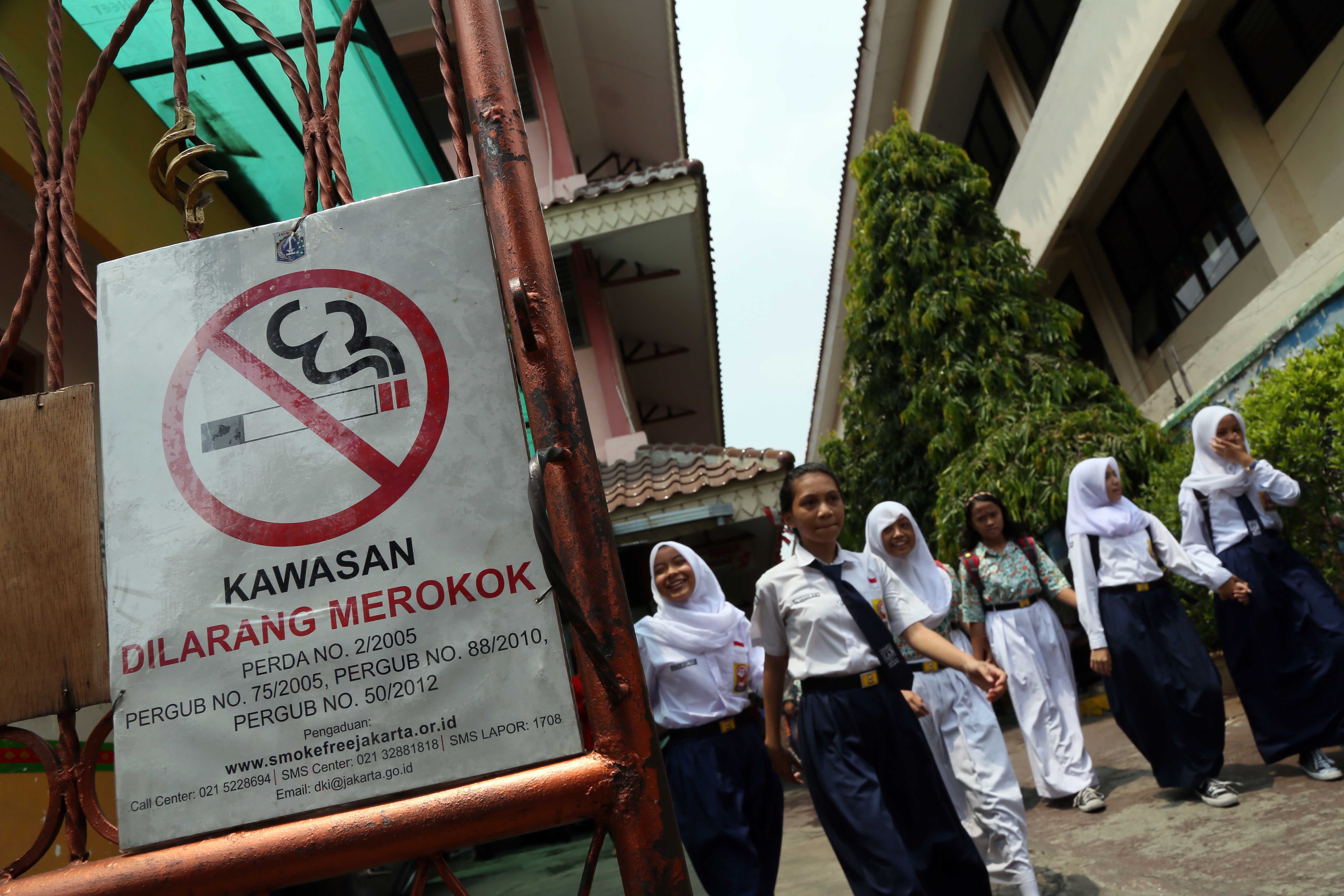 Pengumuman kawasan dilarang merokok terpasang di pintu gerbang SMP Negeri 265, Kebon Baru, Tebet, Jakarta Selatan