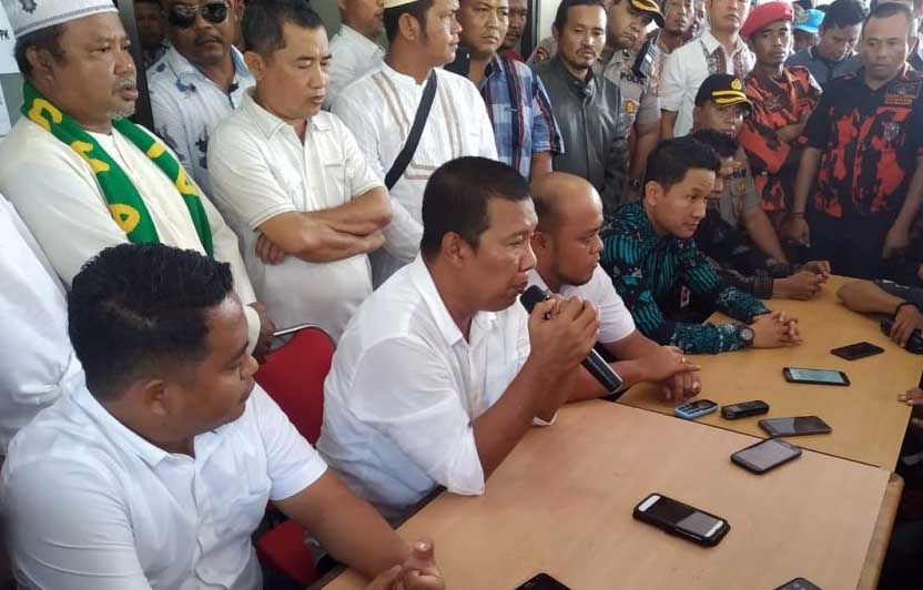  Bupati Kabupaten Tanjungjabung, Jambi Romi Hariyanto (pegang mikrofon) didampingi pasangannya Robi Nahliyansah maju dalam Pilkada 2020.