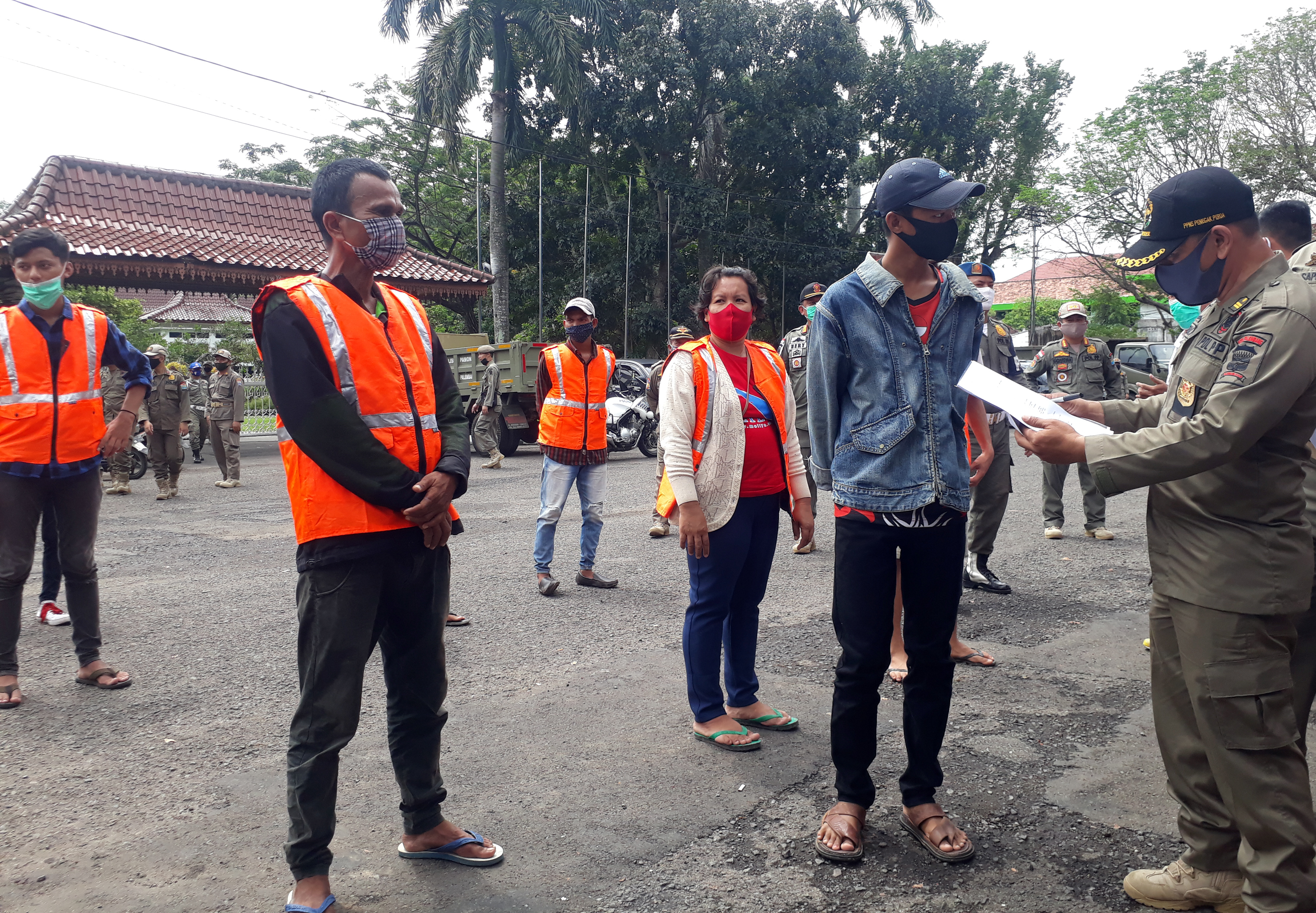 Pelanggar masa transisi PSBB didata di Palembang, Sumsel.