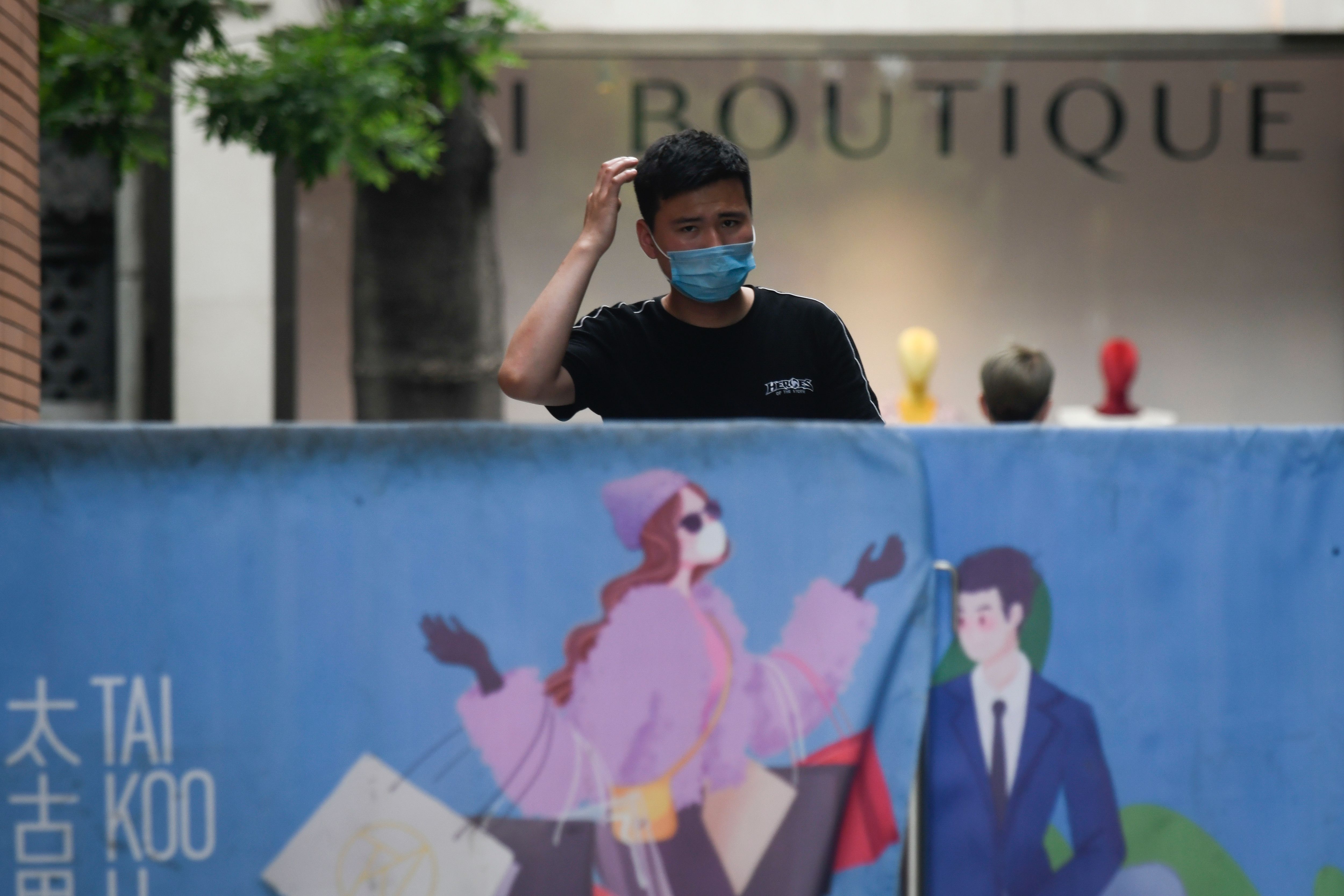 Warga berjalan di wilayah Beijing, tidak jauh dari daerah County yang di-lockdown akibat lonjakan kasus covid-19.