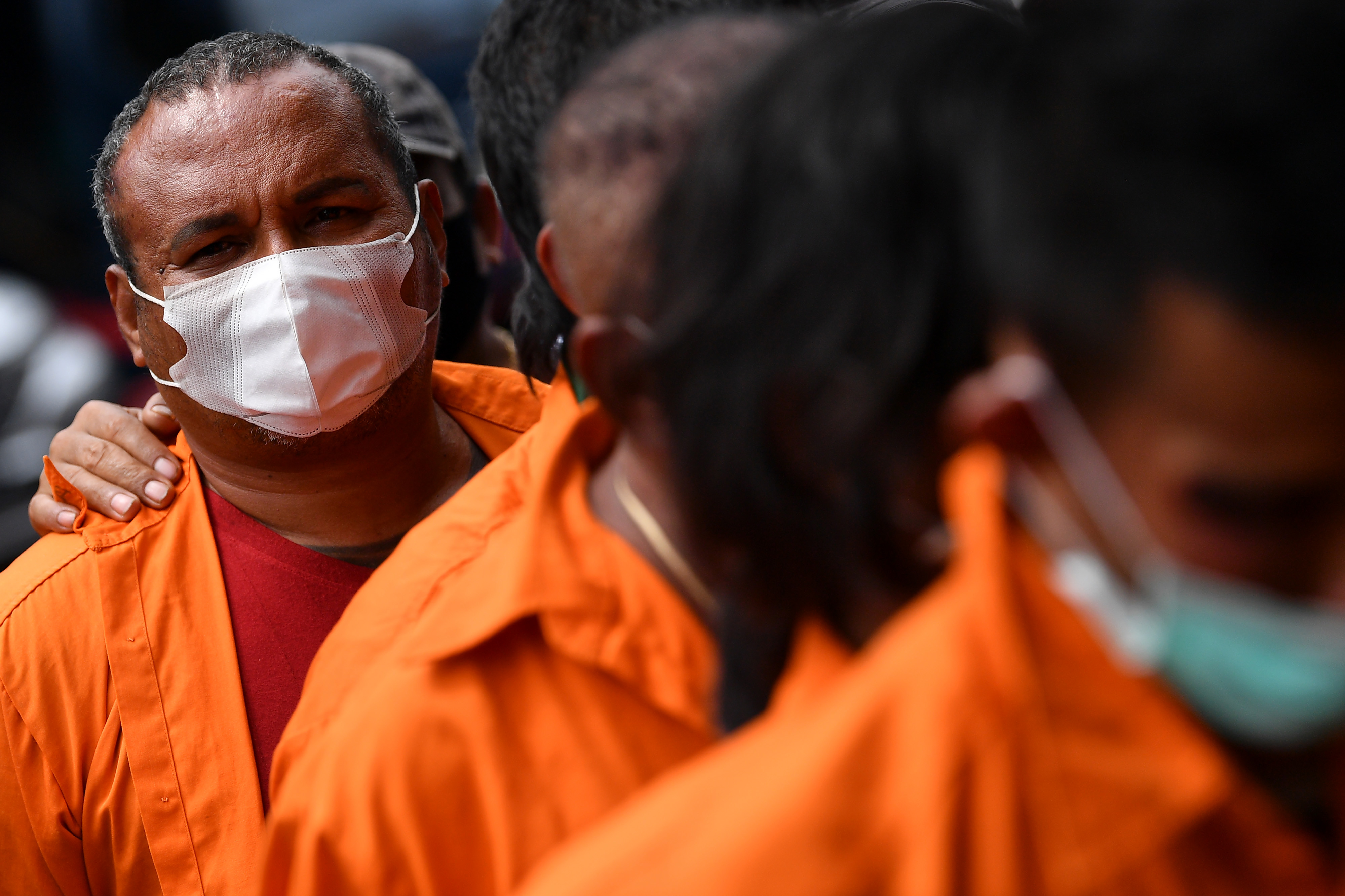 Tersangka kejahatan John Kei dihadirkan saat rilis di Polda Metro Jaya, Jakarta, Senin (22/6).