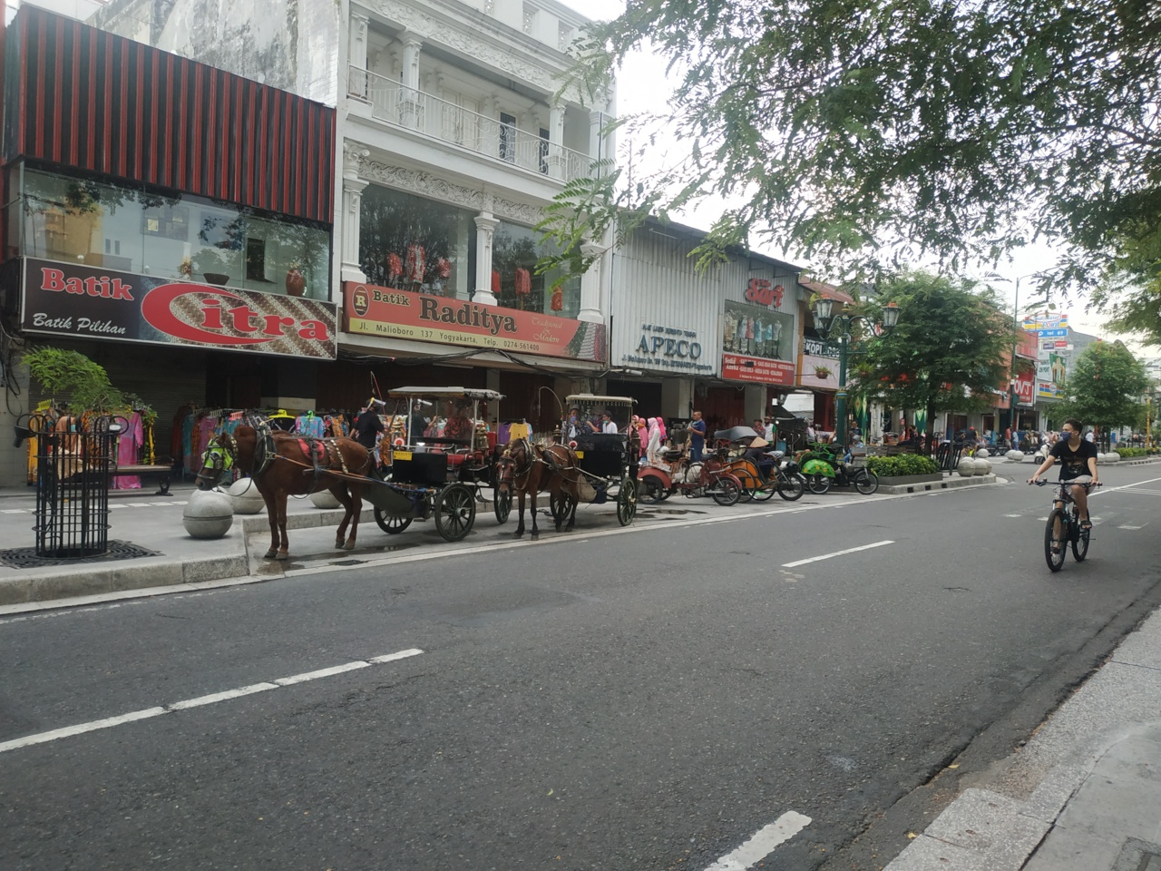 Jalanan Malioboro dapat dipastikan menjadi lokasi berkumpul aktivitas masyarakat, khususnya saat hari libur.