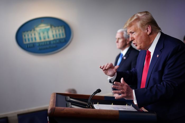  Presiden AS, Donald Trump, memberikan pengarahan rutin terkait pandemi Covid-19 di Gedung Putih.  