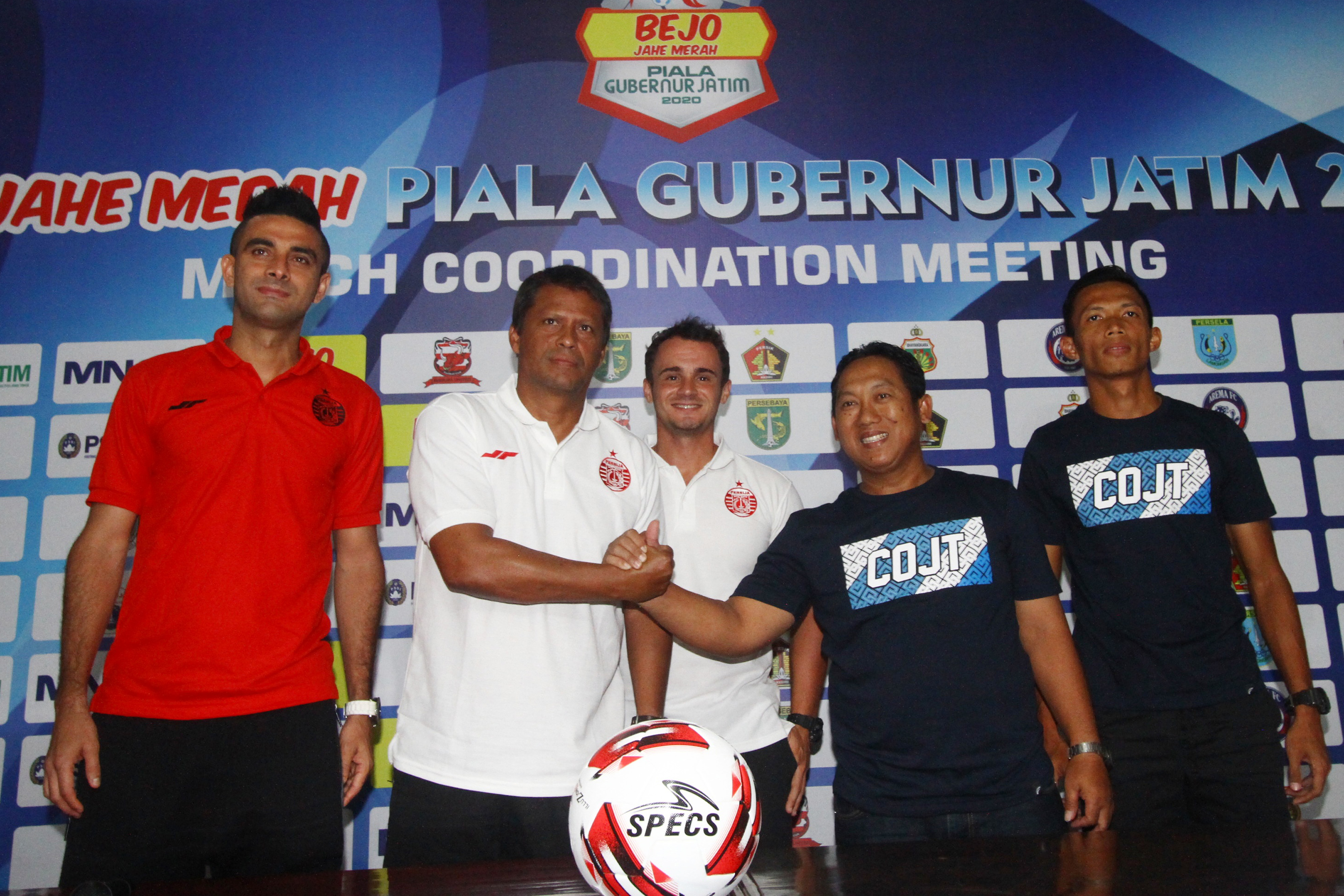 Pelatih Persija Sergio Farias (kedua kiri) 