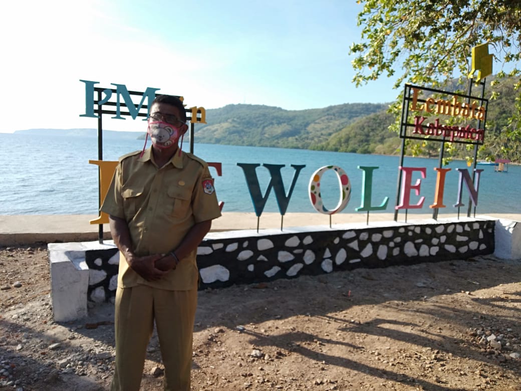  Bupati Lembata Eliazer Yentji Sunur mengunjungi Pantai Lewolein, Desa Dikesare, Kecamatan Lebatukan, Kabupaten Lembata, NTT.