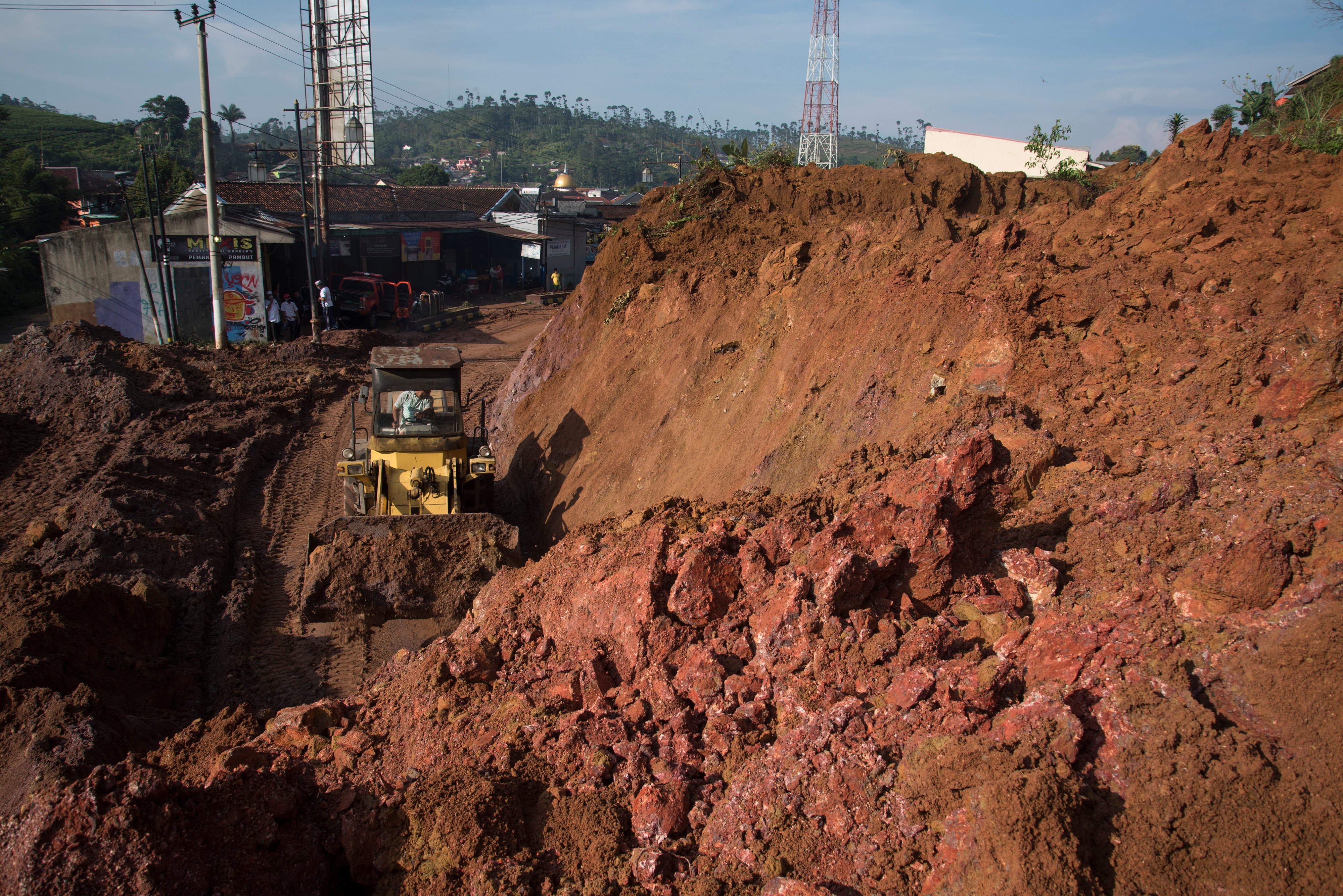 Petugas mengoperasikan alat berat saat evakuasi material longsor, di Cianjur, Jawa Barat, Jumat (10/4/20).