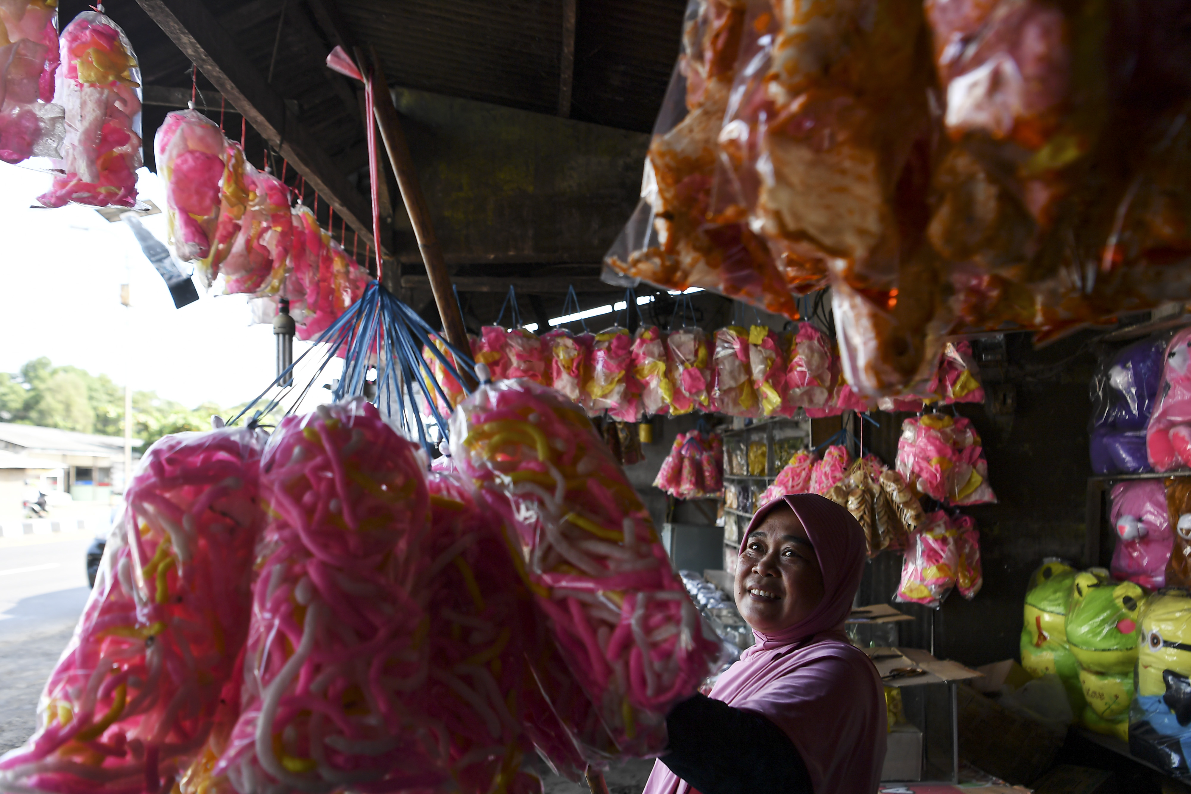 Ilustrasi: Pedagang oleh-oleh menunggu pembeli di Jalur Pantura Jatisari, Karawang, Jawa Barat, Rabu (20/5/2020). 