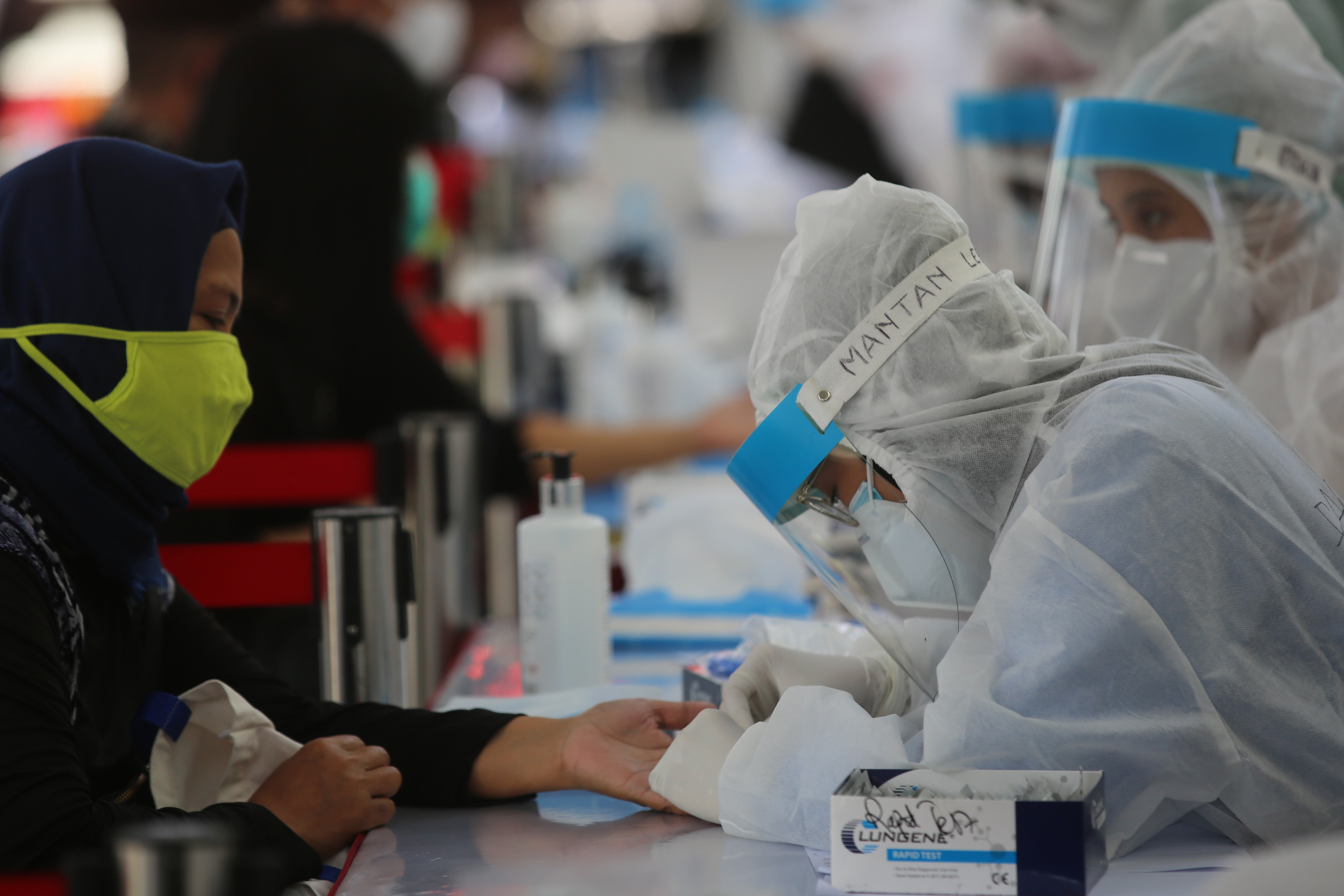 Petugas kesehatan melaksanakan rapid test covid-19.