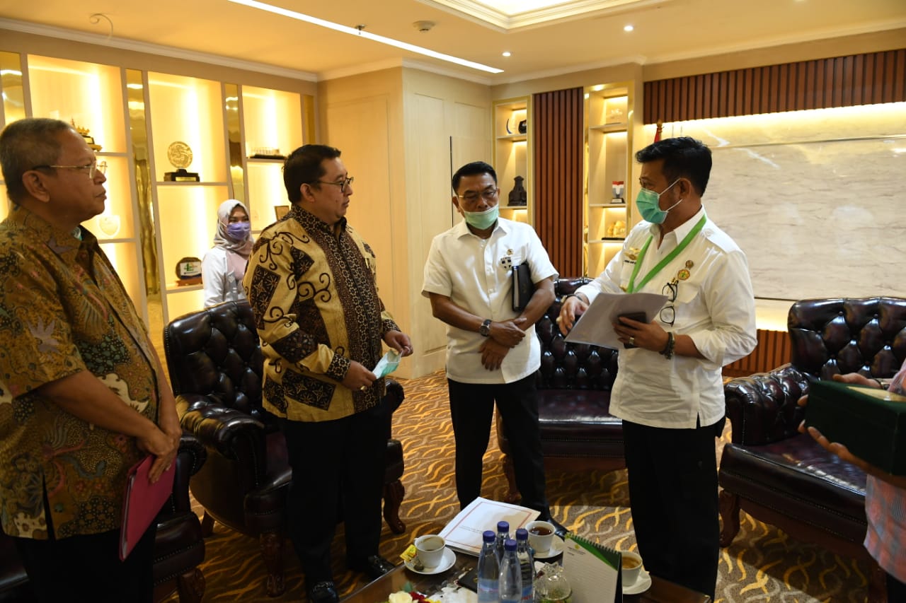 Mentan Syahrul (kanan), dan dua pimpinan HKTI yaitu Kepala Staf Kepresidenan (KSP), Moeldoko (kedua dari kanan), dan Fadli Zon.