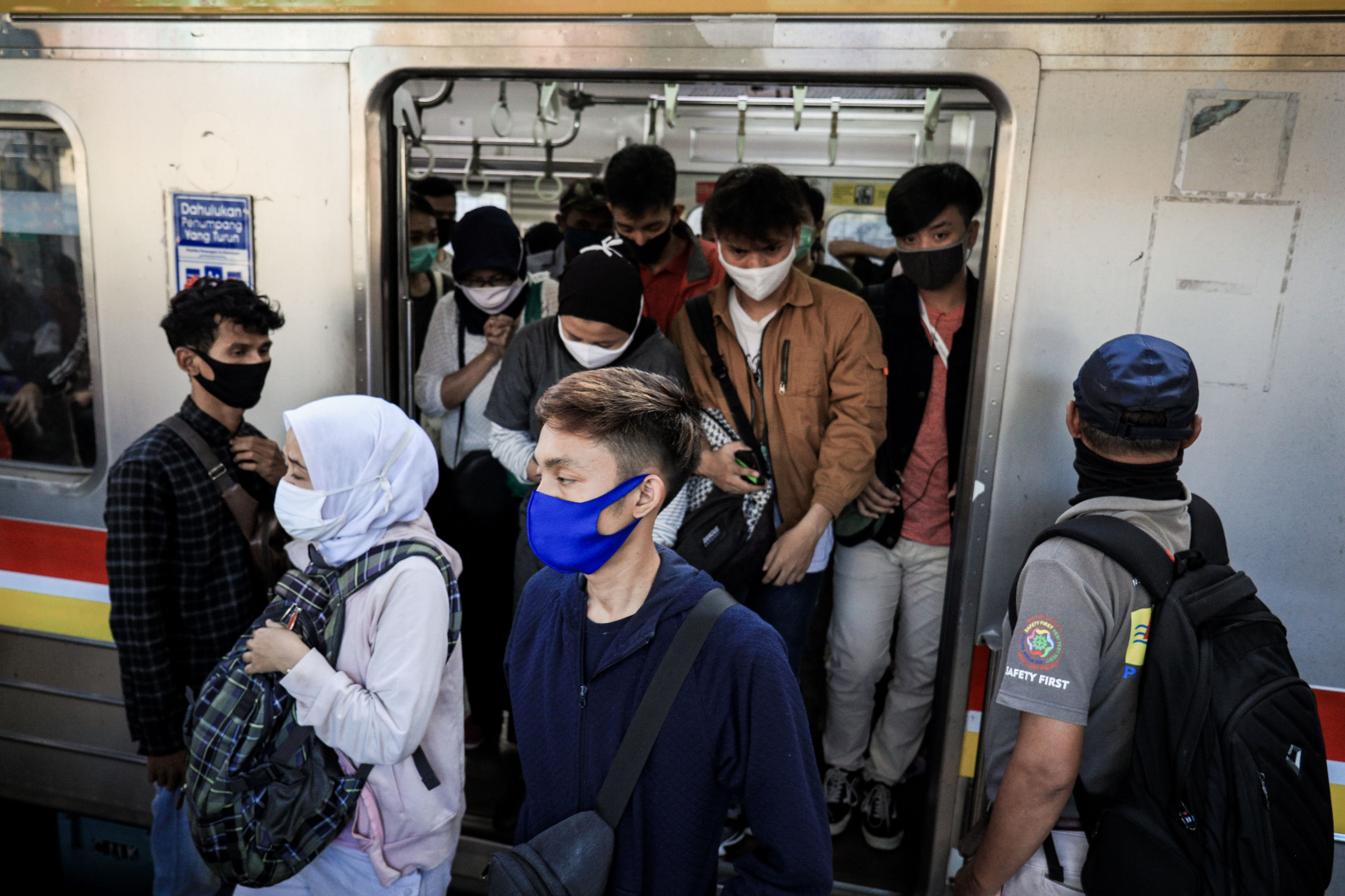 Penumpang turun dari KRL