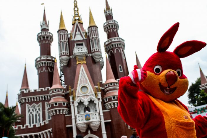 Badut menghibur pengunjung di area Istana Anak Indonesia di Taman Mini Indonesia Indah, Jakarta. 