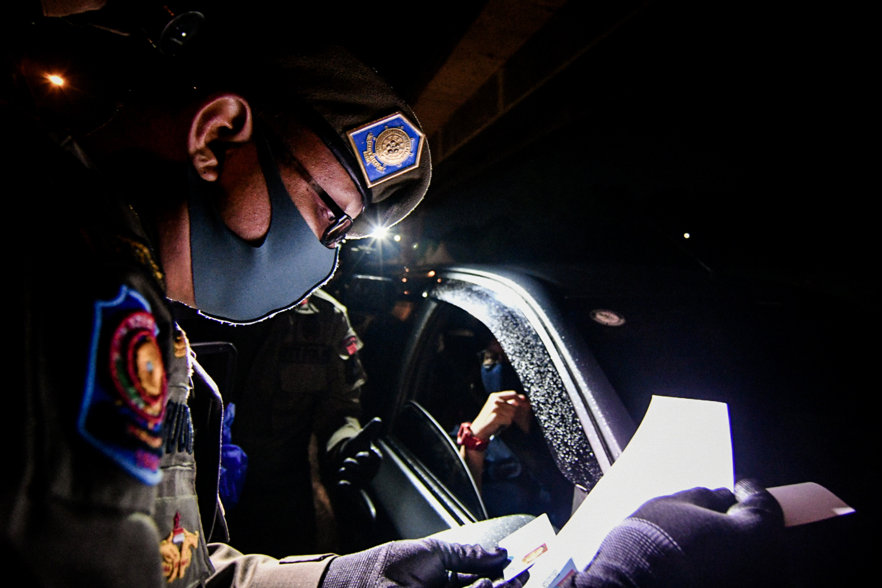 Petugas memeriksa surat izin keluar masuk (SIKM) untuk masuk wilayah Jabodetabek di KM 47 Tol Cikampek-Jakarta