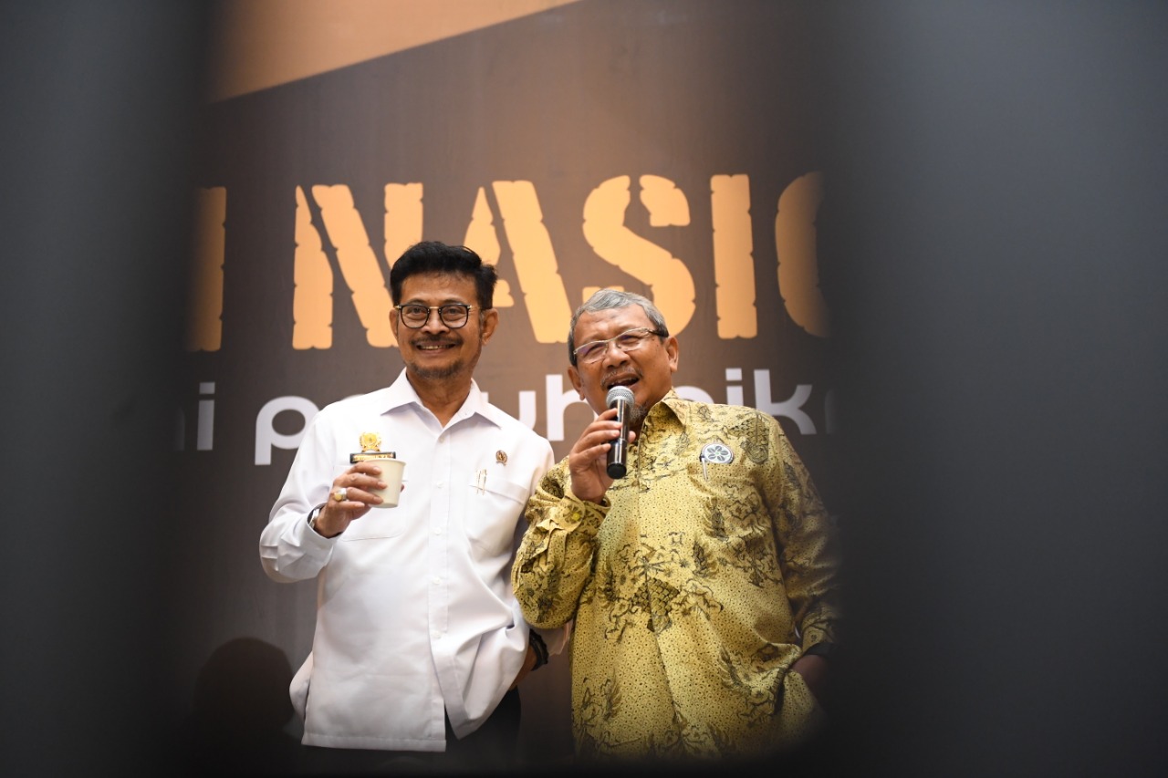 Menteri Pertanian Syahruh Yasin Limpo (kiri) dan mantan Menteri Pertanian Anton Apriyantono.