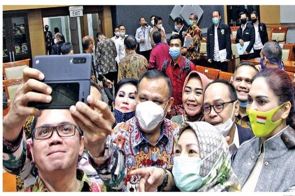 Ketua Komisi Pemberantasan Korupsi (KPK) Firli Bahuri berswafoto dengan anggota Komisi III DPR di kompleks parlemen, Senayan, kemarin.