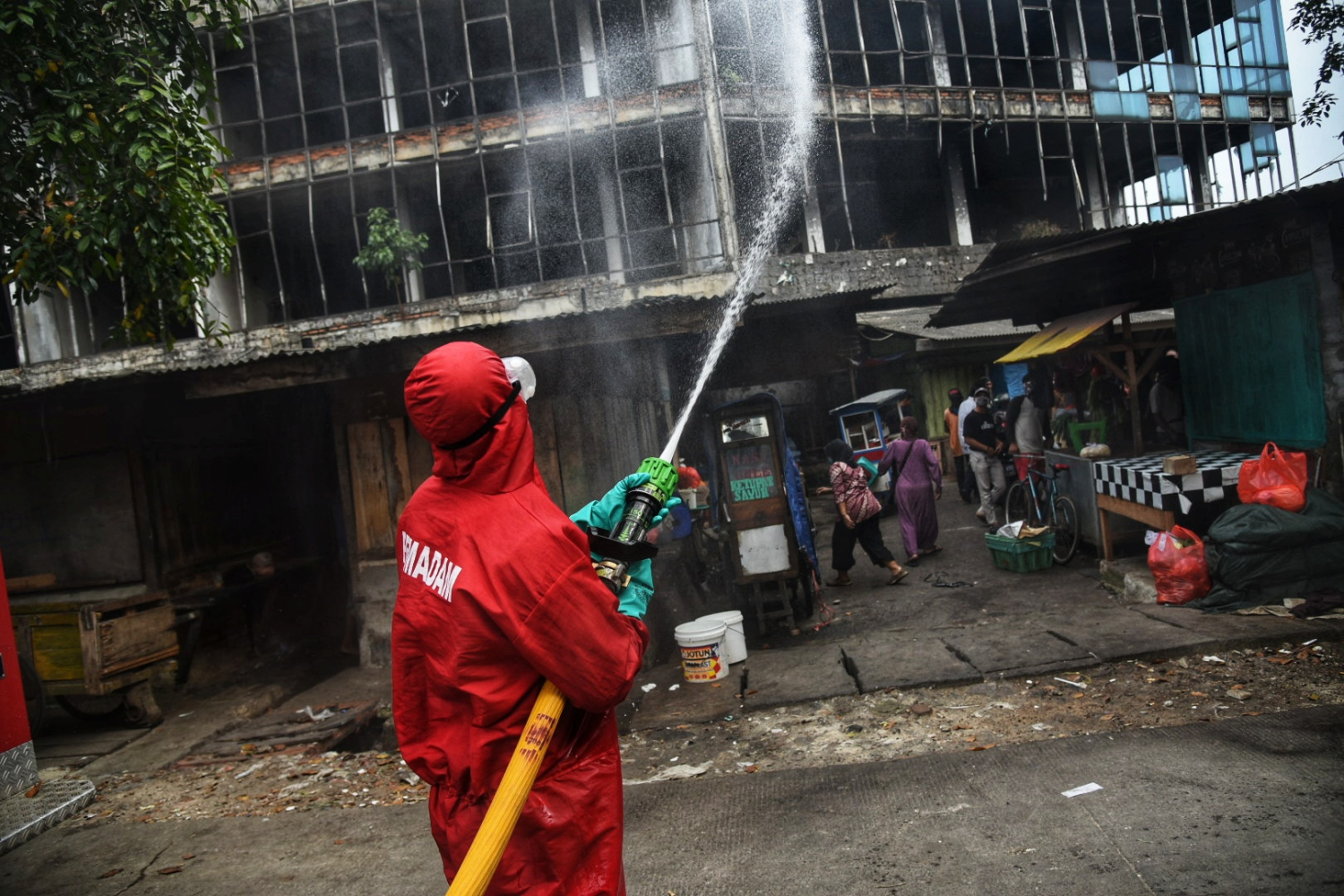 Petugas Pemadam Kebakaran Jakarta Selatan melakukan penyemprotan disinfektan di area Pasar Kebayoran, Jakarta Selatan, Jumat (19/6).