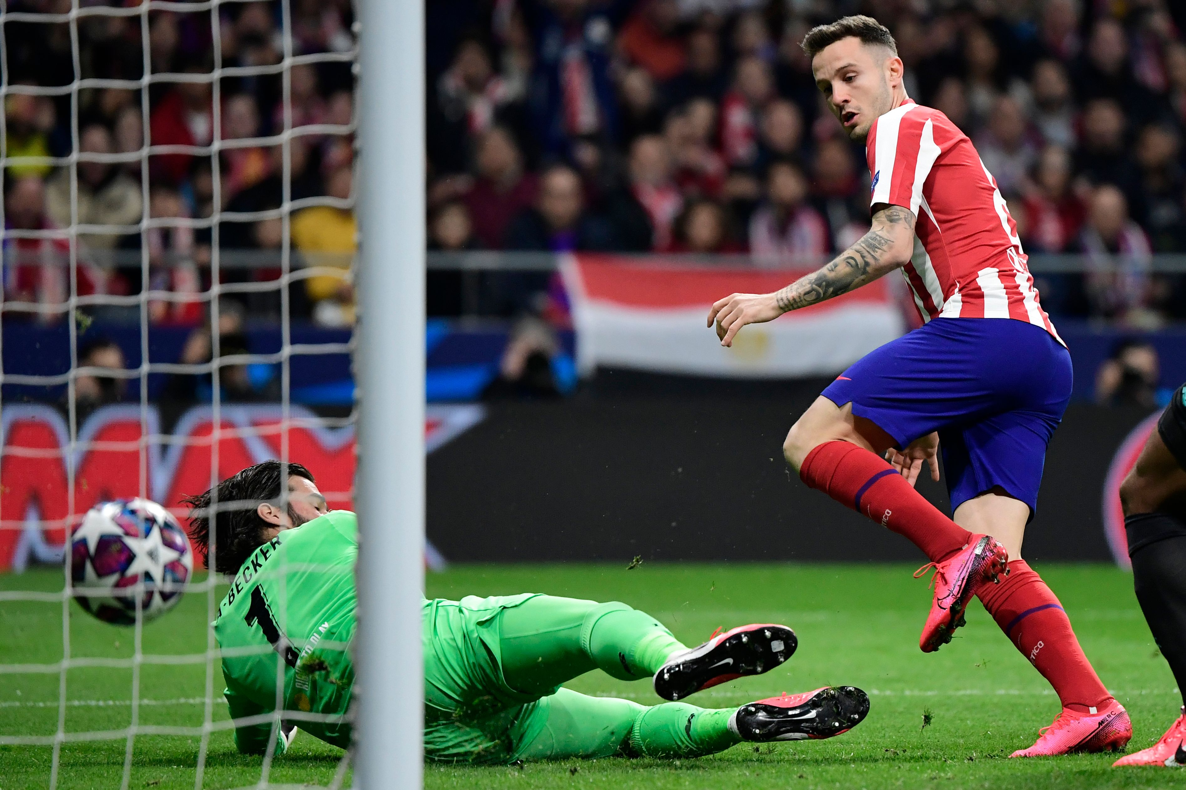 Saul Niguez saat membela timnya melawan Liverpool FC di stadion Wanda Metropolitano, Madrid (20/2/2020)
