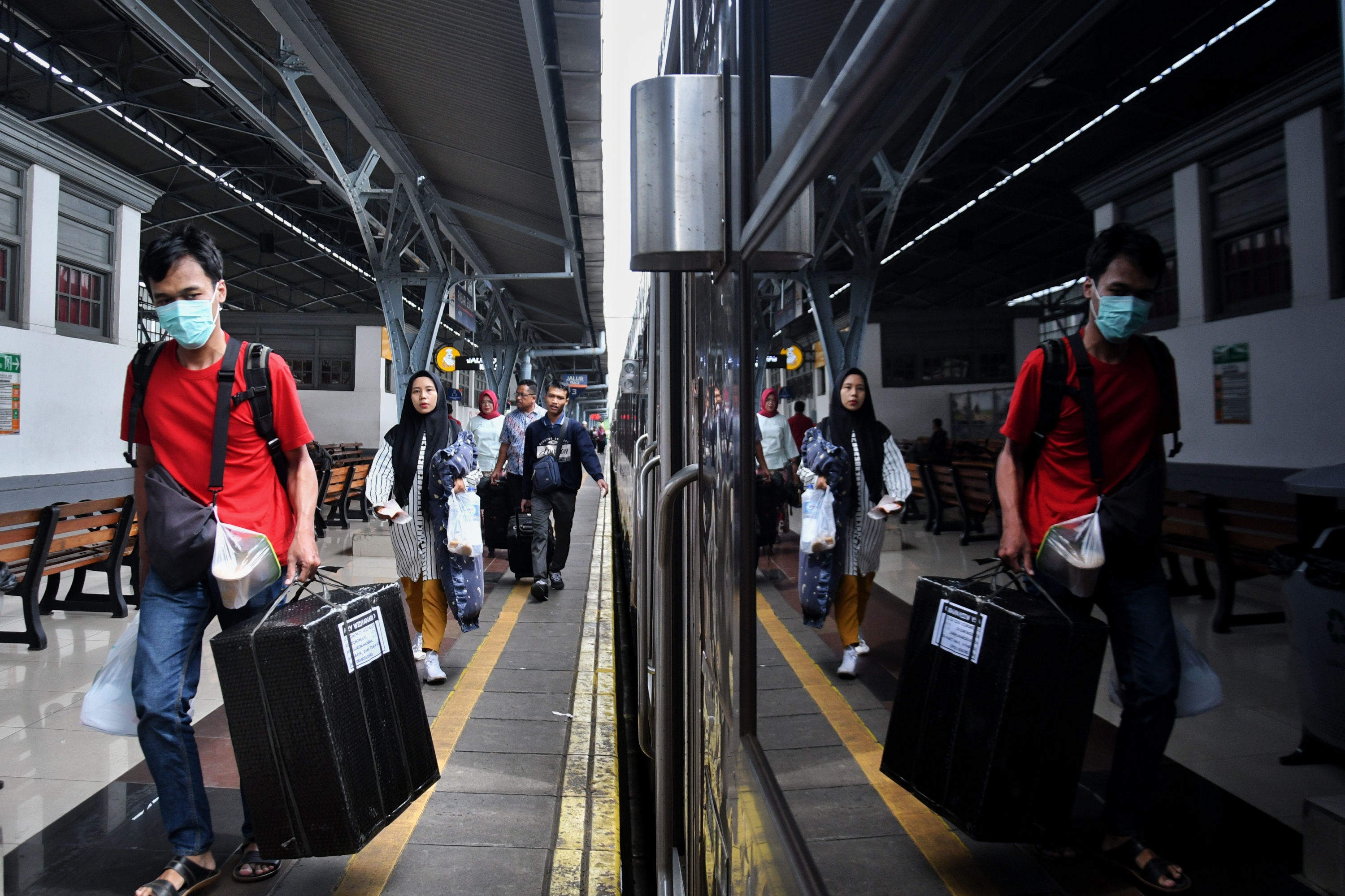 Penumpang KA jarak jauh baru turun di Stasiun Senen, Jakarta