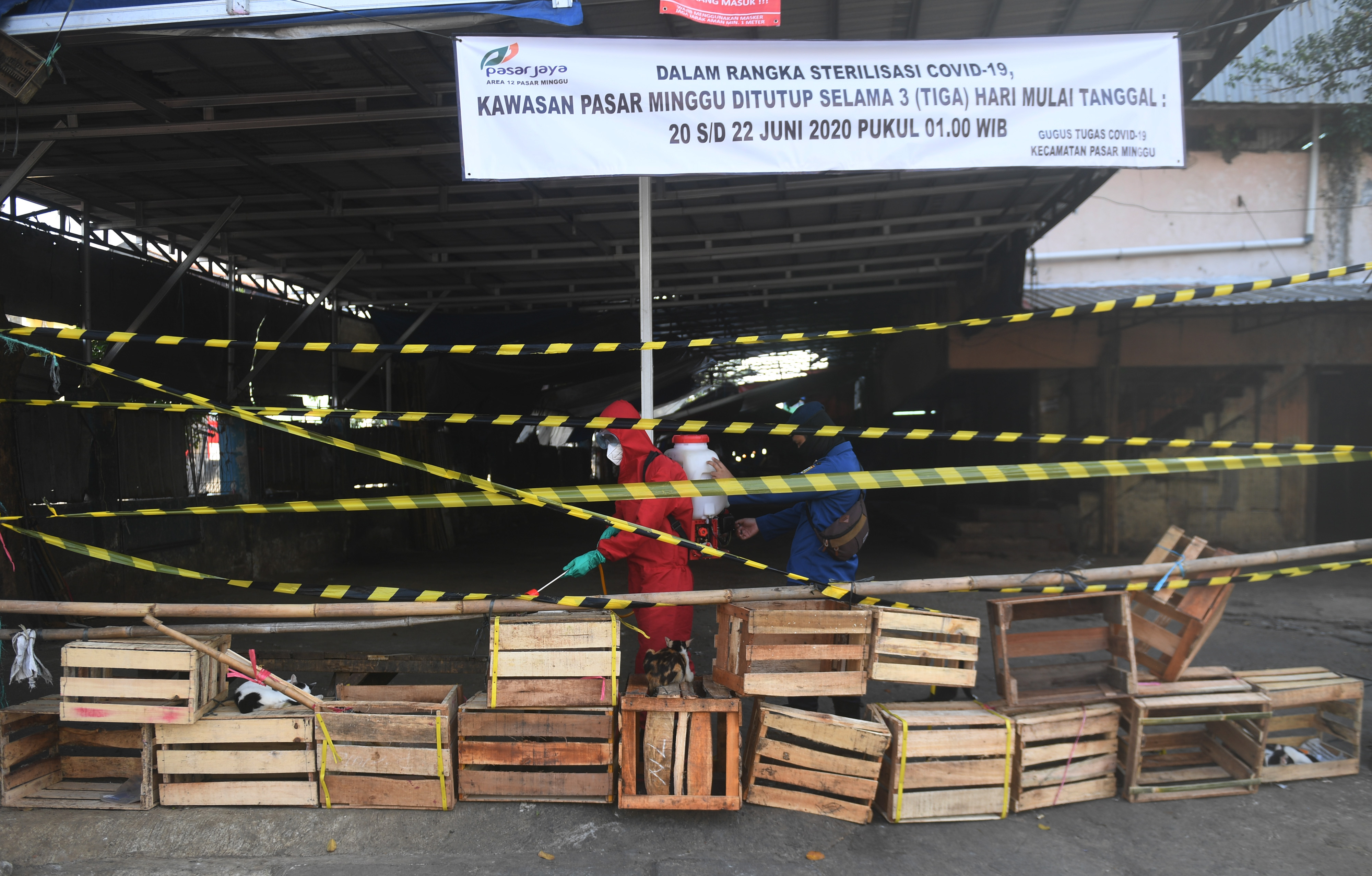 Petugas damkar menyemprotkan disinfektan di Pasar Minggu, Jakarta Selatan, kemarin.