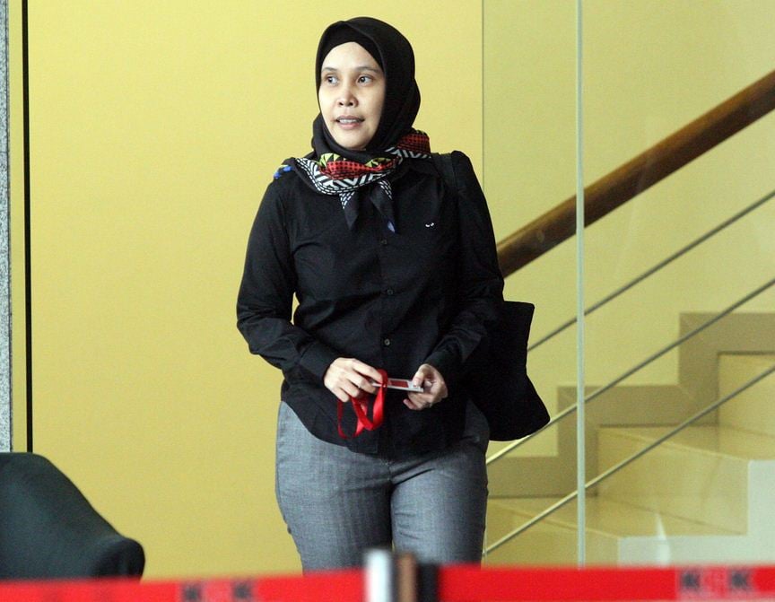 Anggota DPR Riezky Aprilia menjalani pemeriksaan di Kantor KPK, Jakarta Selatan, Jumat (7/2). 