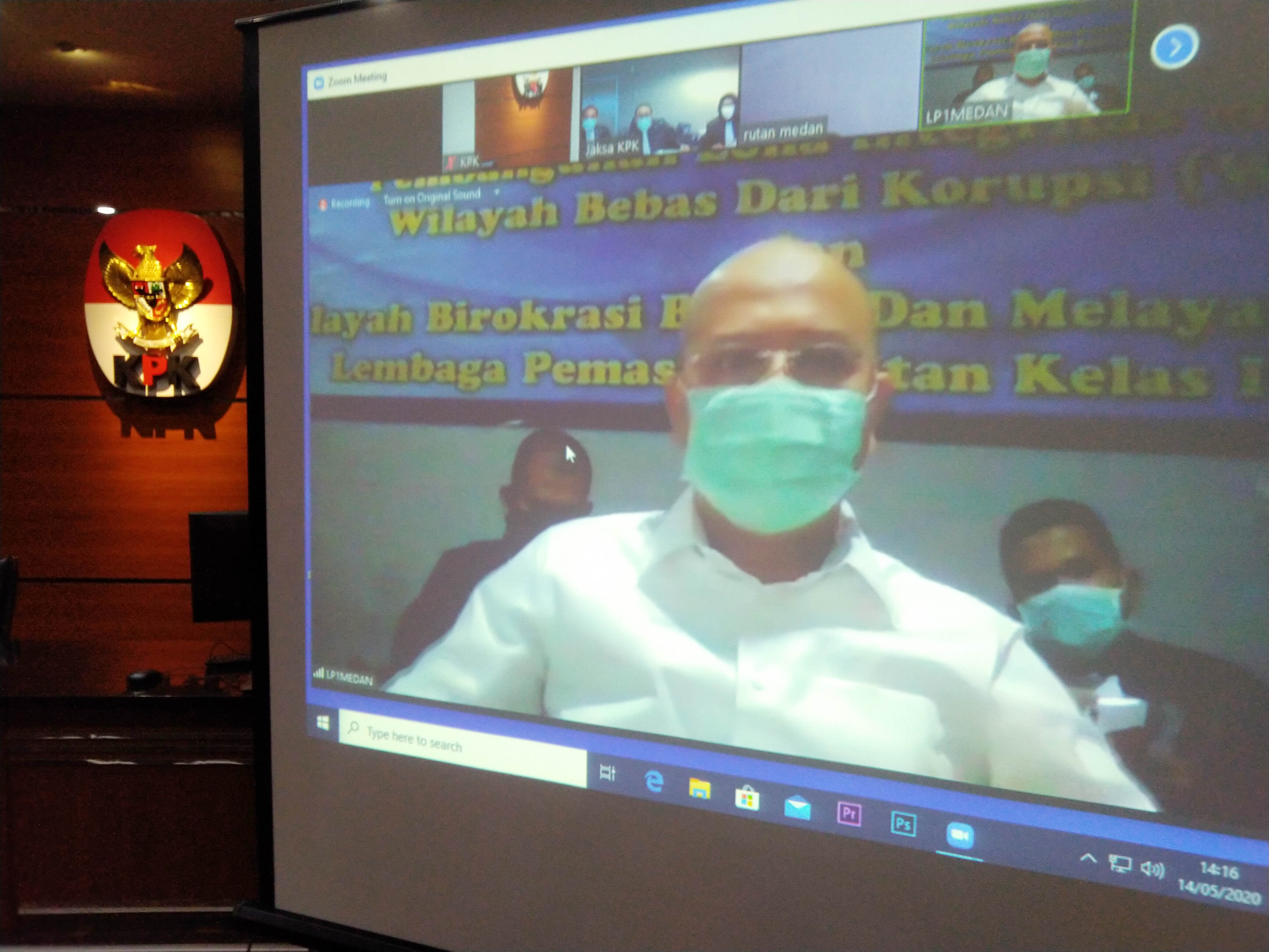 Wali Kota Medan nonaktif Dzulmi Eldin (baju putih dilayar)