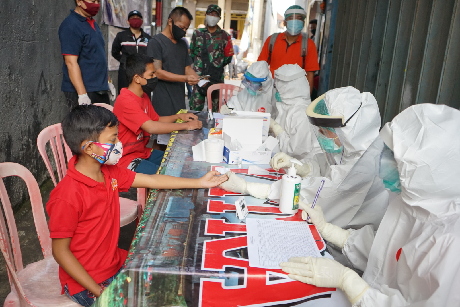 Warga menjalani rapid test covid-19