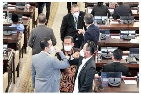 Anggota DPR bersalam siku sebelum pembukaan masa sidang IV Rapat Paripurna DPR di kompleks parlemen, Senayan, Jakarta, kemarin.