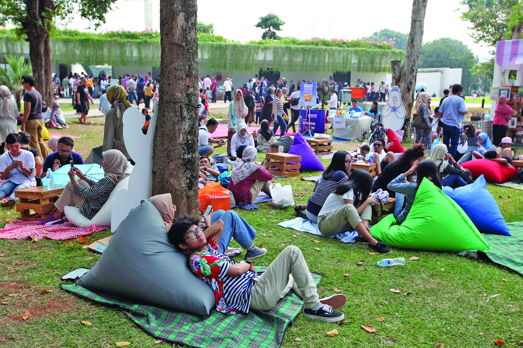 Warga piknik di Taman Lapangan Banteng sebelum munculnya pandemik covid-19