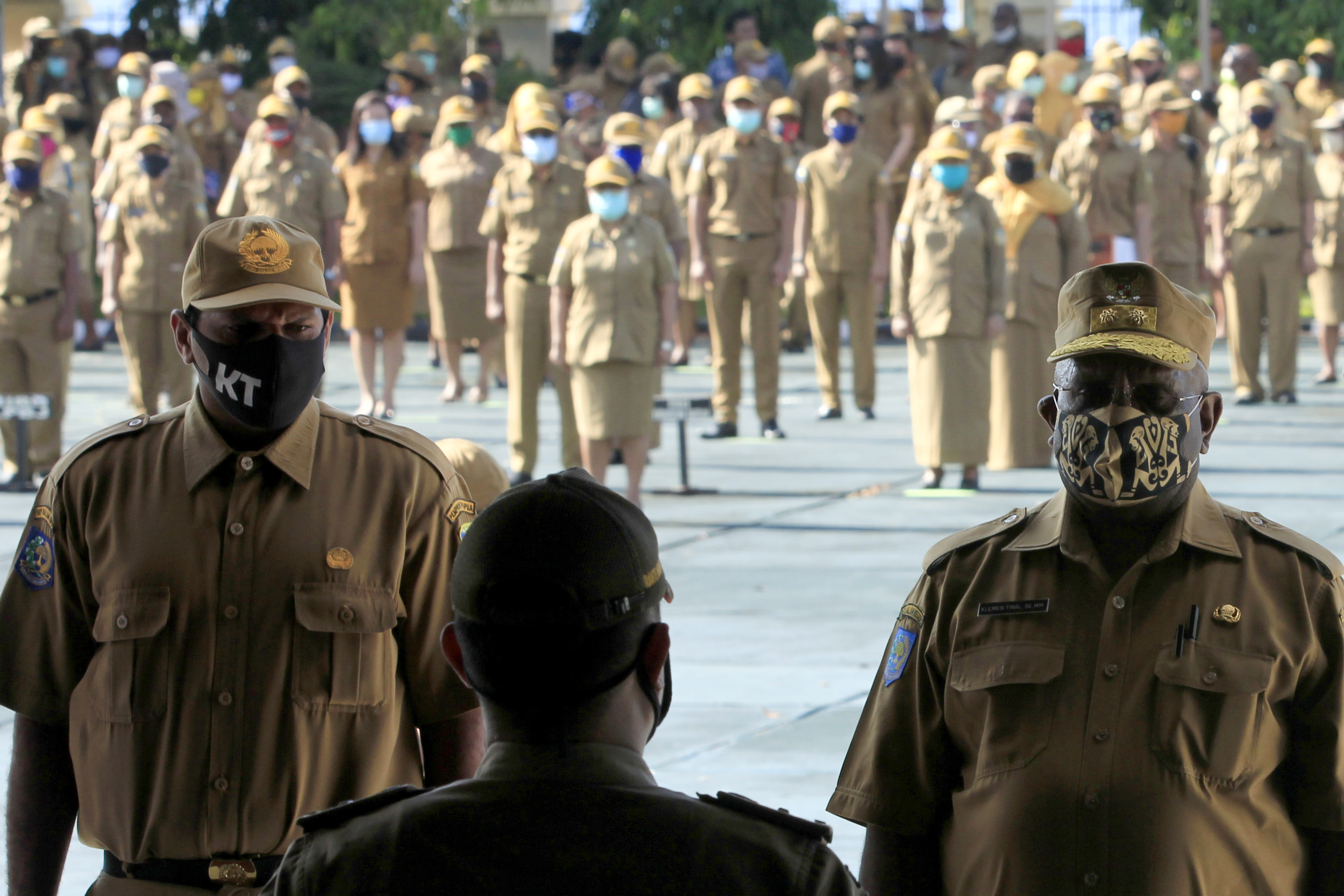 ASN Provinsi Papua mengikuti apel gabungan dengan menggunakan masker.
