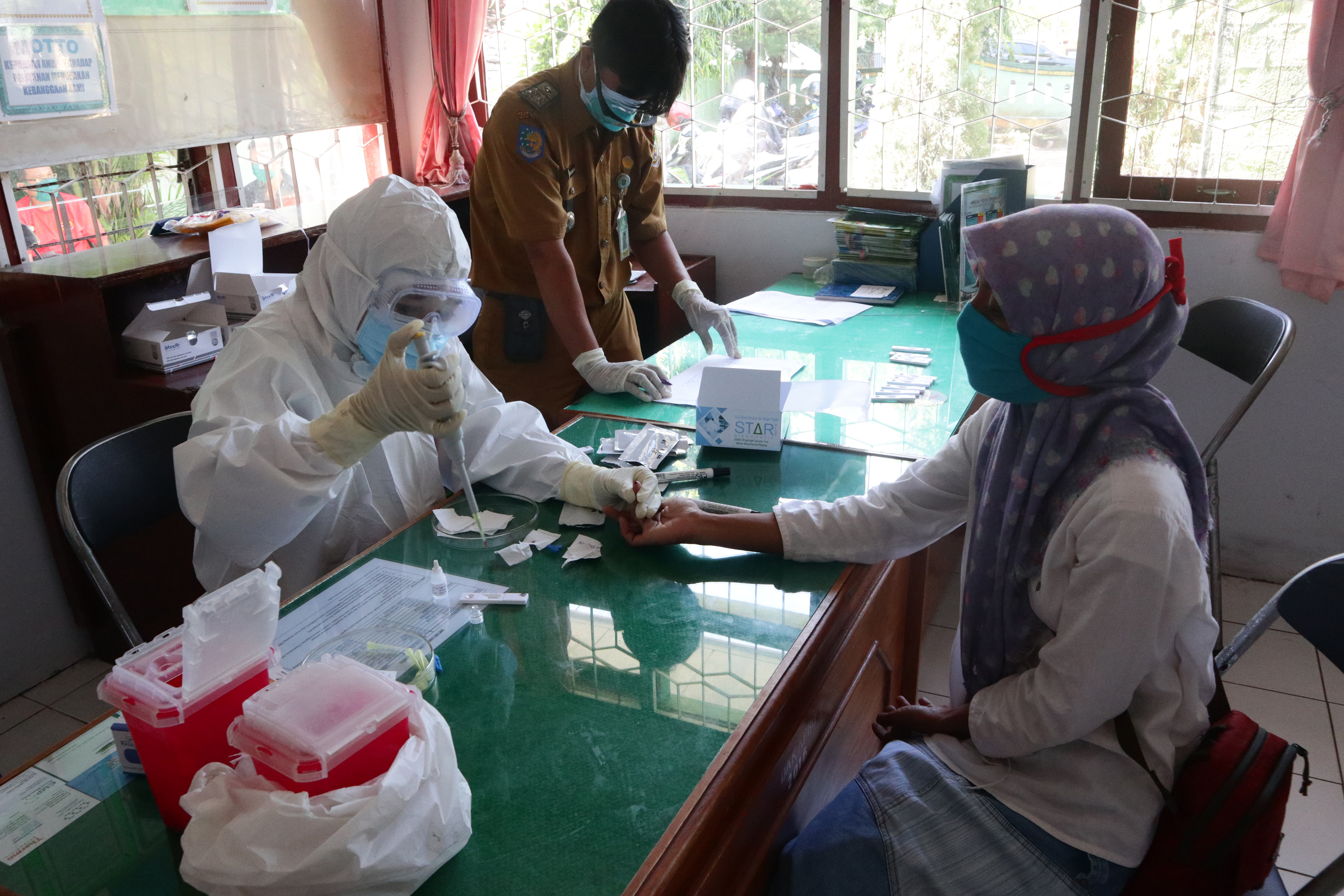 Petugas Dinas Kesehatan Provinsi Bengkulu melakukan Rapid Test terhadap wartawan di Balai Laboratorium Dinas Kesehatan Provinsi Bengkulu