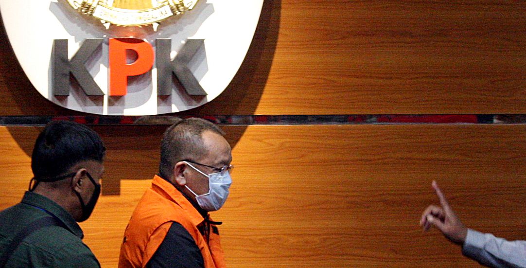 Mantan sekretaris Mahkamah Agung (MA) Nurhadi (rompi tahanan) di Gedung KPK, Jakarta, (2/6/2020). 