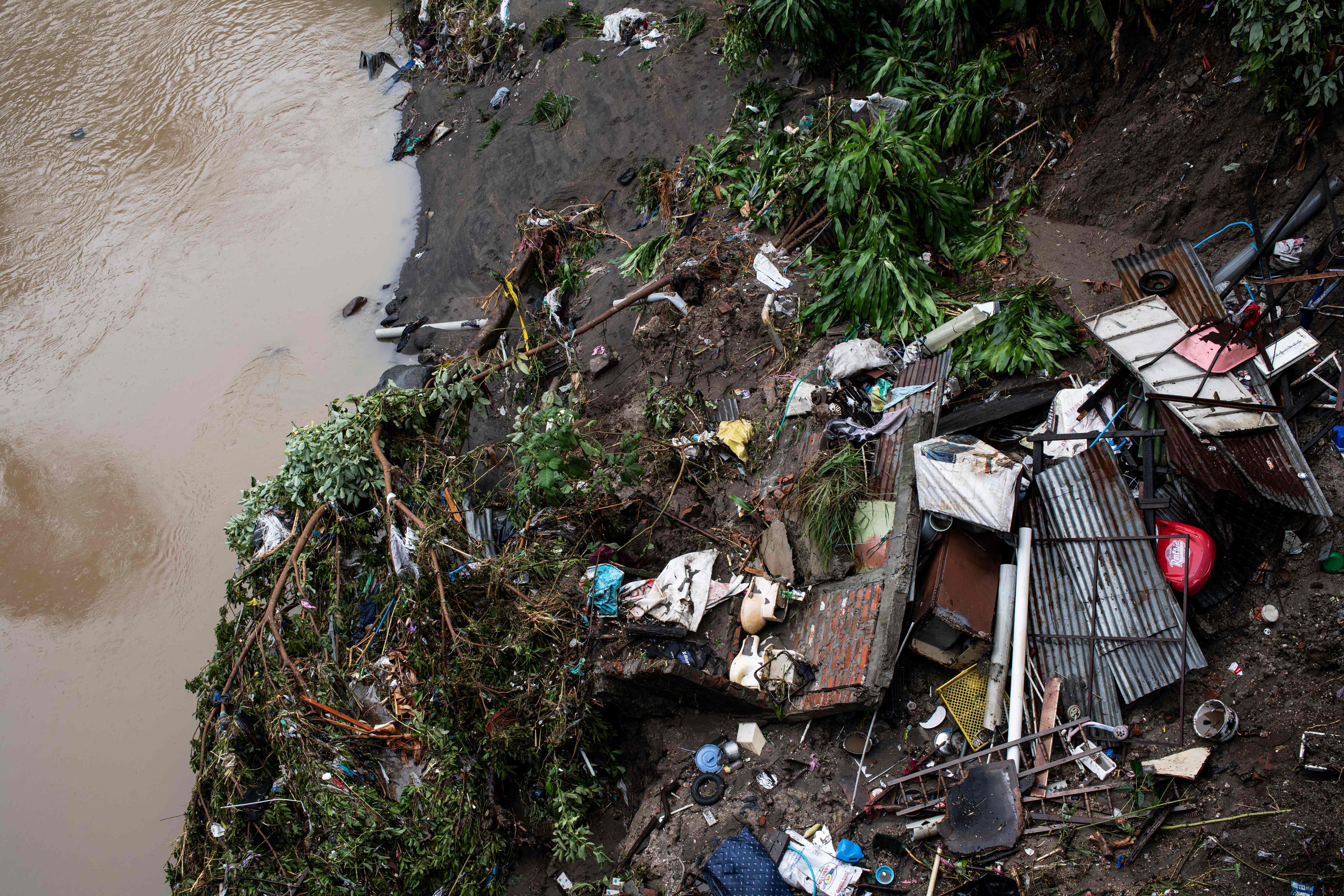 Pemandangan puing-puing rumah yang hancur akibat luapan anak sungai saat hujan deras Amanda Badai Tropis, di San Salvador, Senin (1/6).