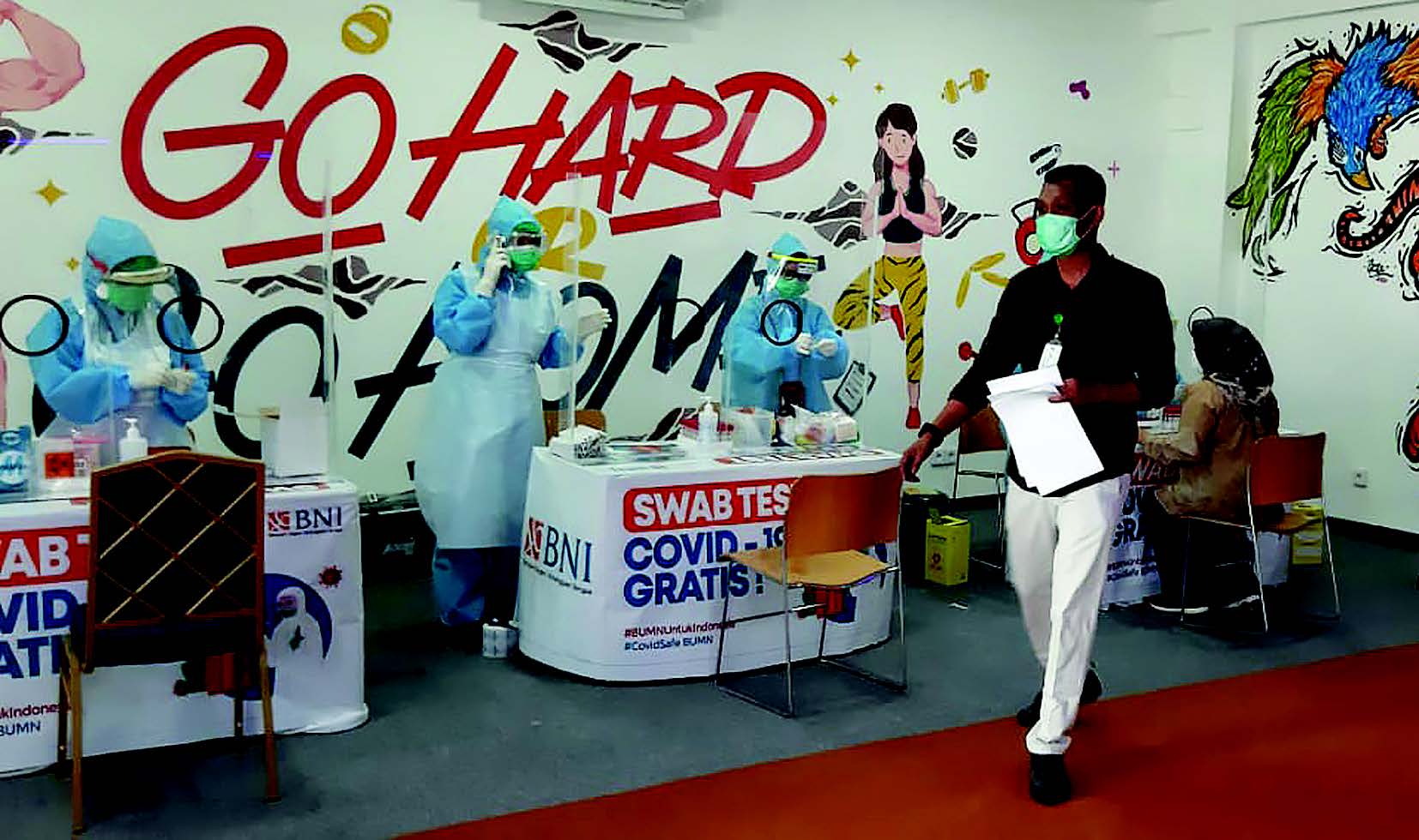 Petugas kesehatan melakukan swab test massal secara gratis terhadap warga di Padang, Sumatra Barat, akhir pekan lalu.