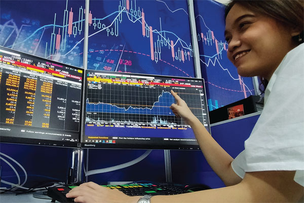 Seorang karyawan melihat pergerakan saham PT Bank Tabungan Negara (persero) Tbk di Jakarta, kemarin. Sepanjang sepekan kemarin,