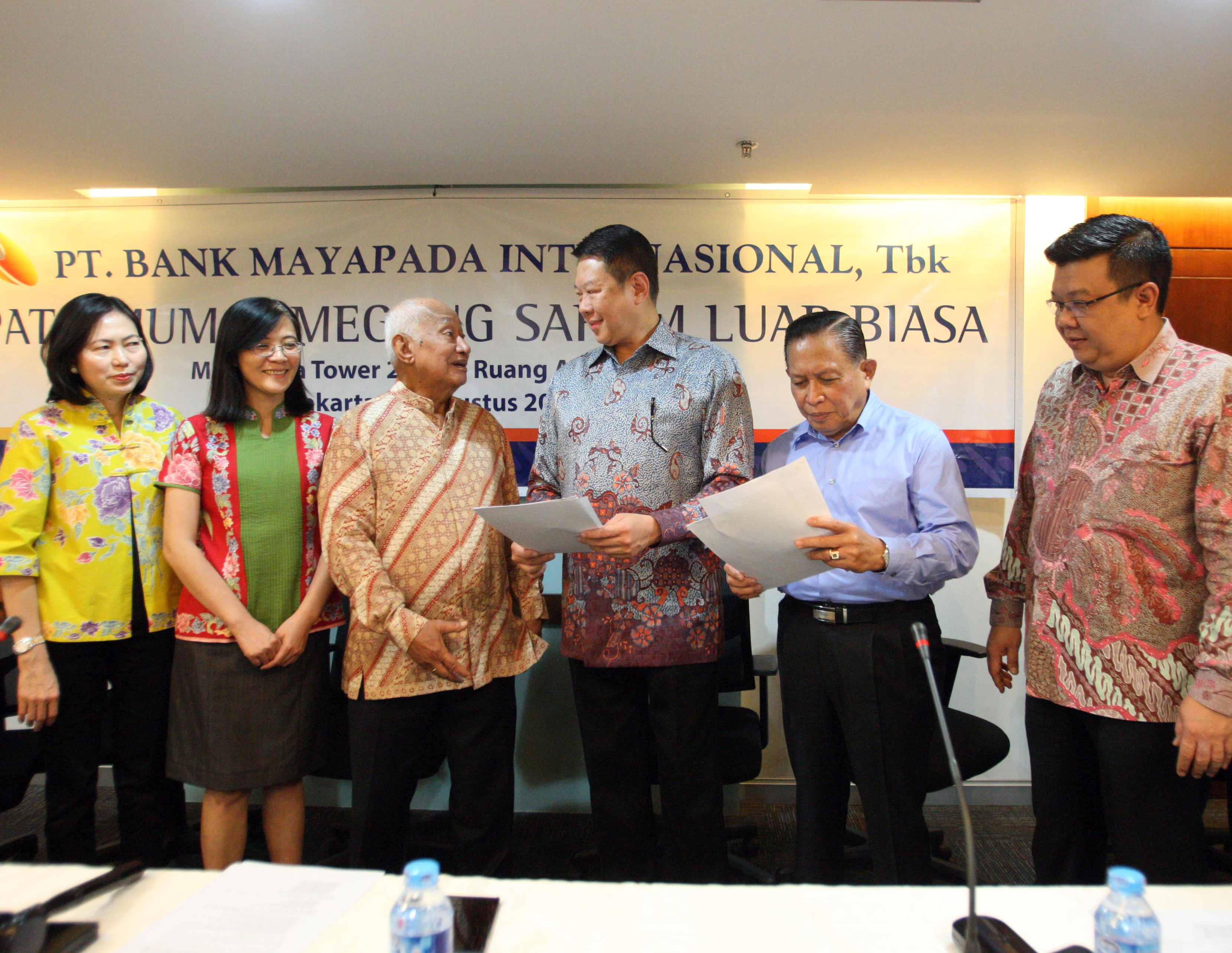  Dirut Bank Mayapada Hariyono Tjahjarijadi (ketiga kanan) usai Rapat Umum Pemegang Saham Luar Biasa (RUPSLB) di Jakarta.