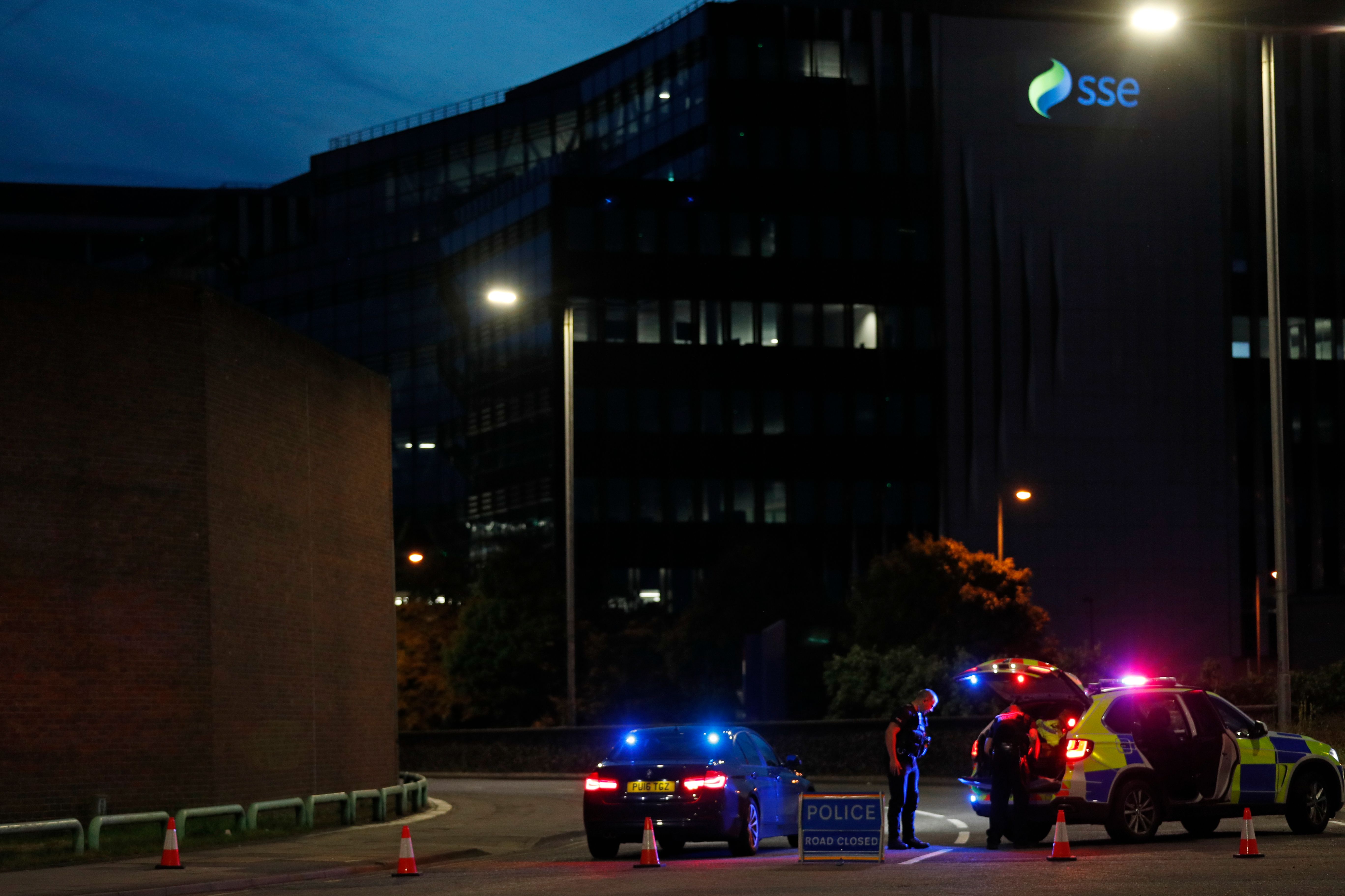 Polisi mengamankan barikade dekat taman Forbury Gardens di Reading, Inggris setelah insiden penikaman (20/6/2020)