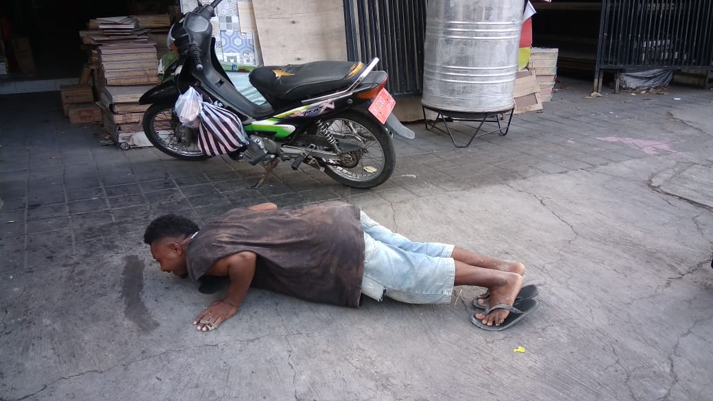 Wargadi Denpasar yang tidak memakai masker harus push up