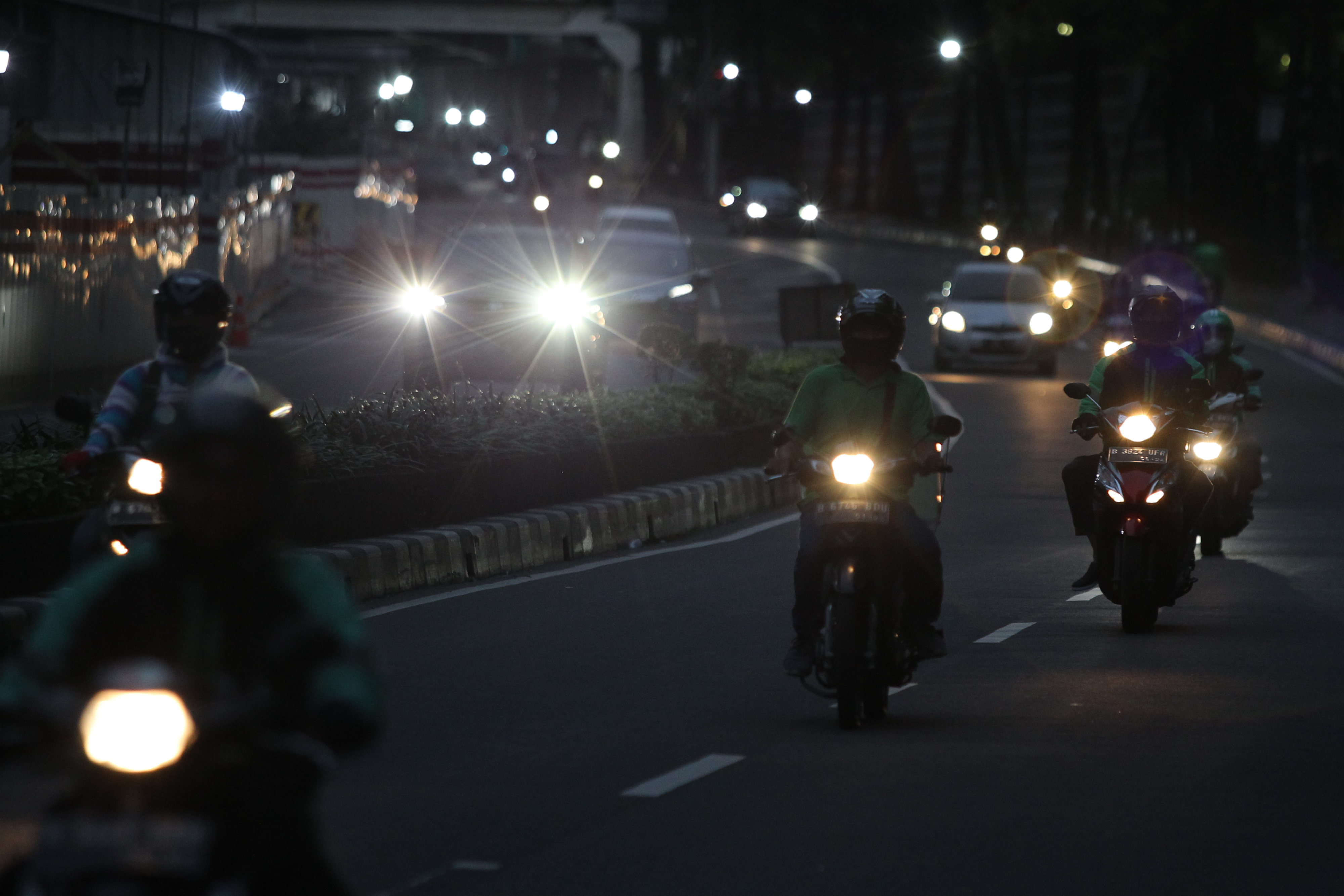 Sepeda motor melintas di Jalan HR Rasuna Said