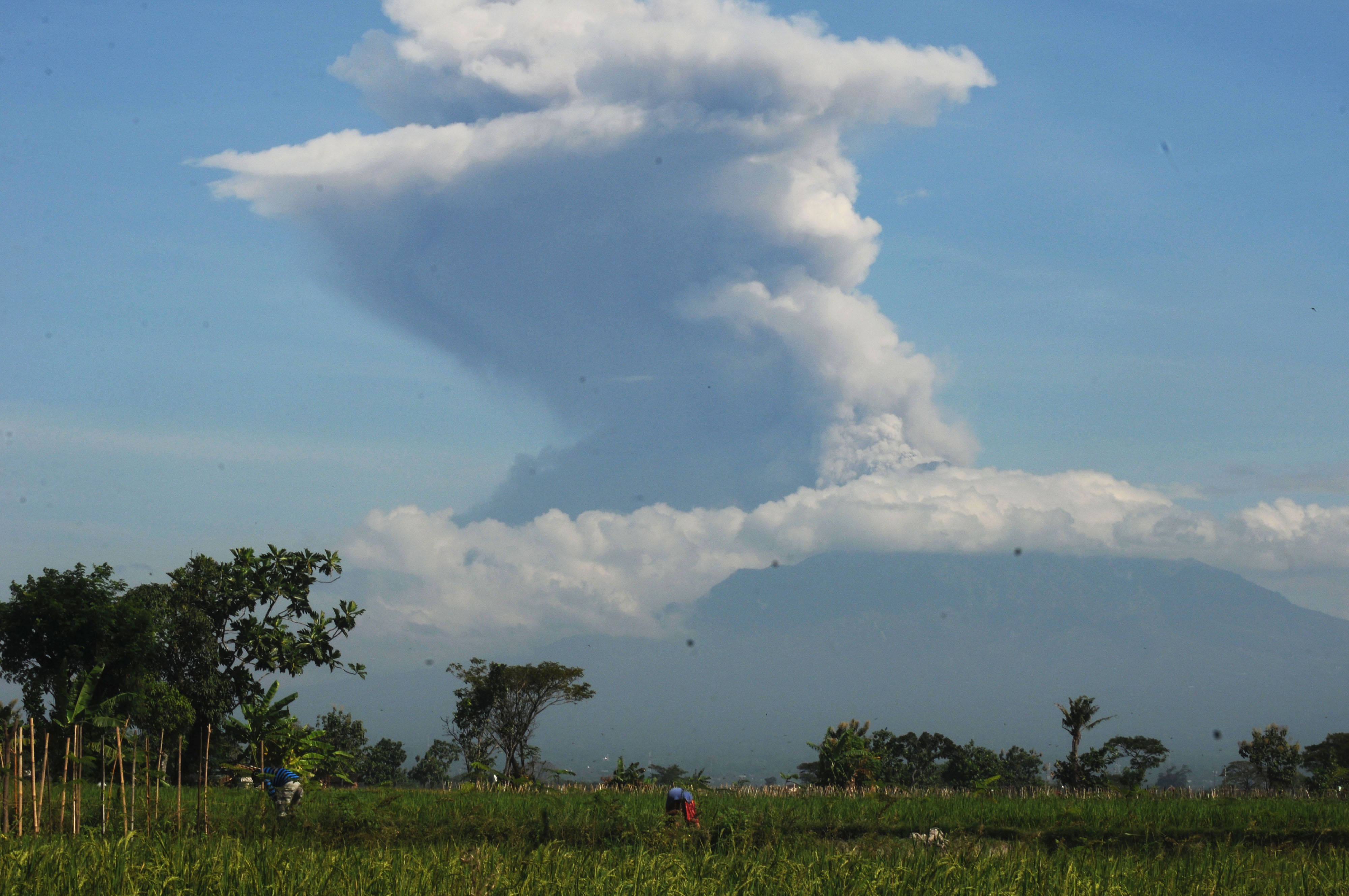 Erupsi Gunung Merapi terlihat dari wilayah Sawit, Boyolali, Jawa Tengah.