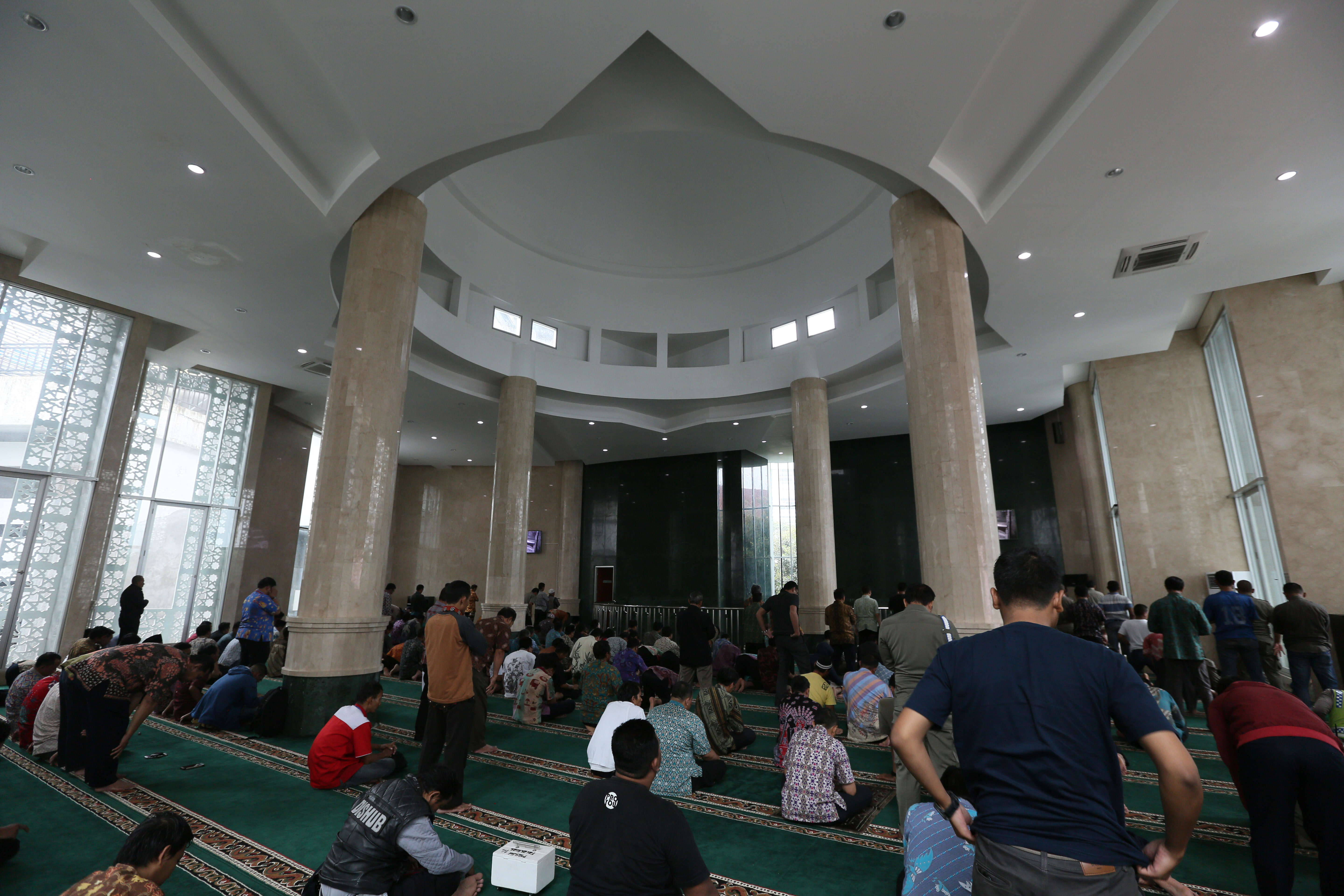 Masjid Balai Kota Jakarta Gelar Salat Jumat Dua Gelombang