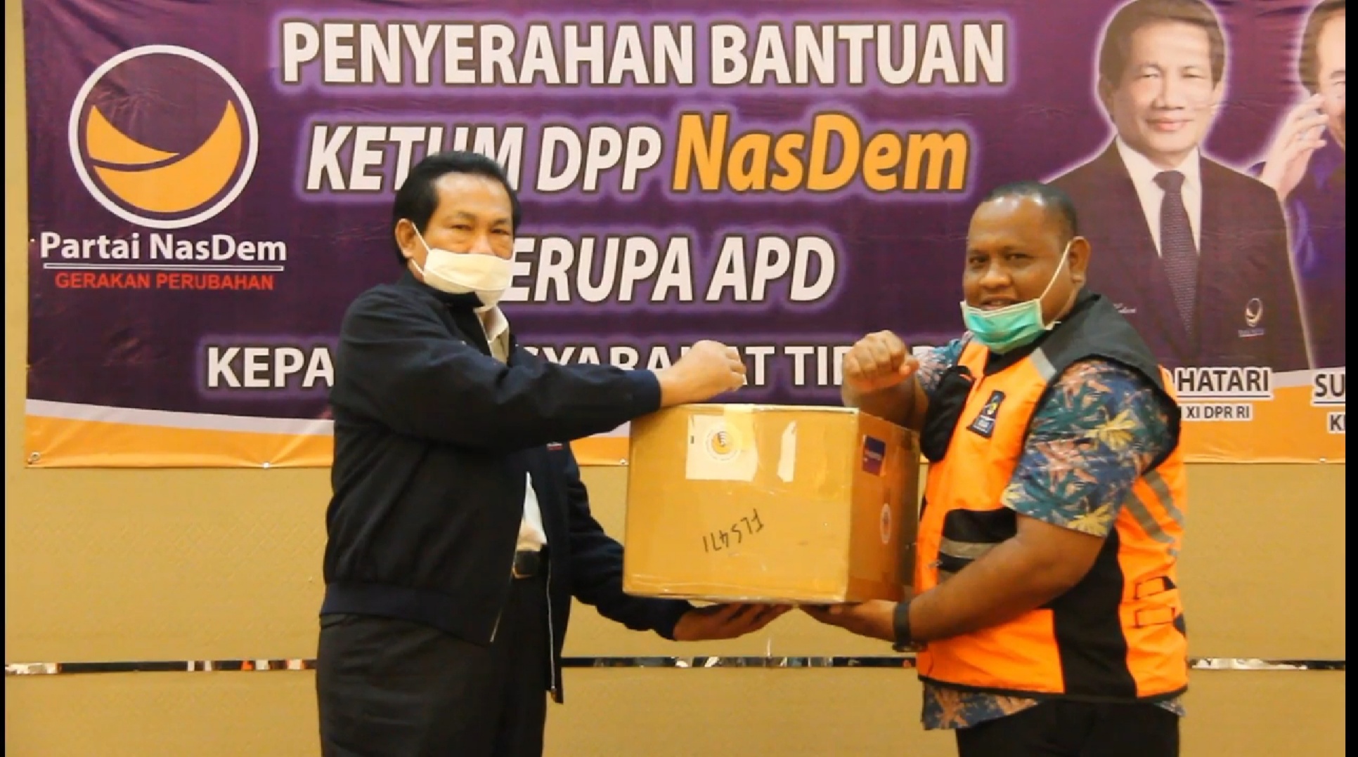  Anggota Dewan Pertimbangan Partai NasDem , Ahmad Hatari menyerahkan APD kepada Satgas Covid-19 Kota Tidore Kepulauan Daut Muhammad.