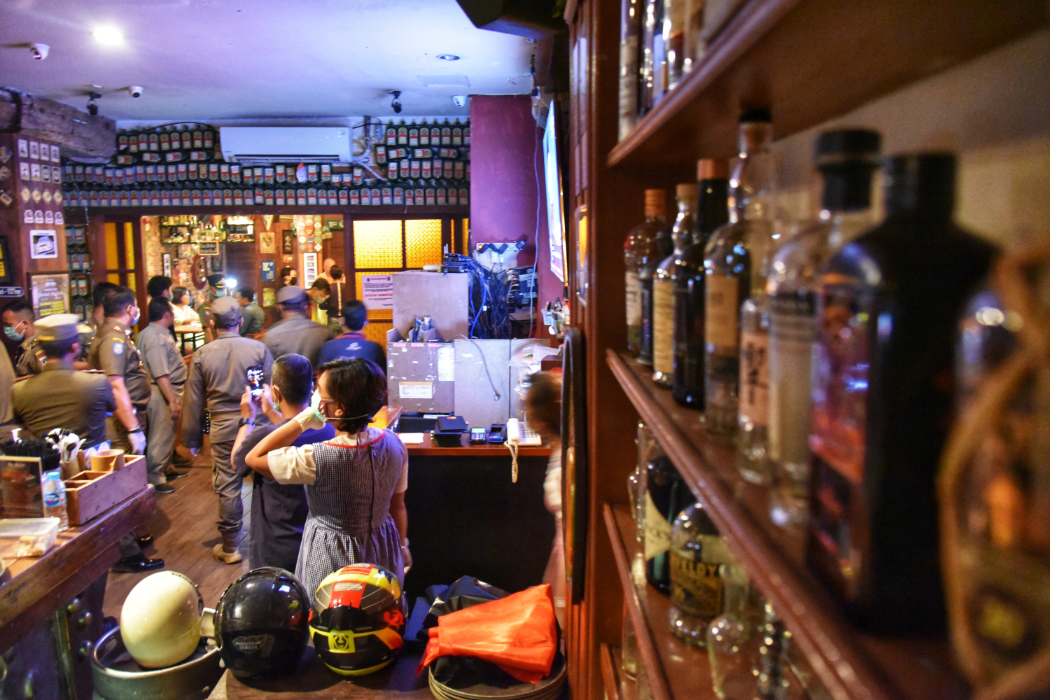 Satpol PP DKI Jakarta melakukan inspeksi di salah satu bar di kawasan Kemang, Jakarta Selatan, beberapa waktu lalu.