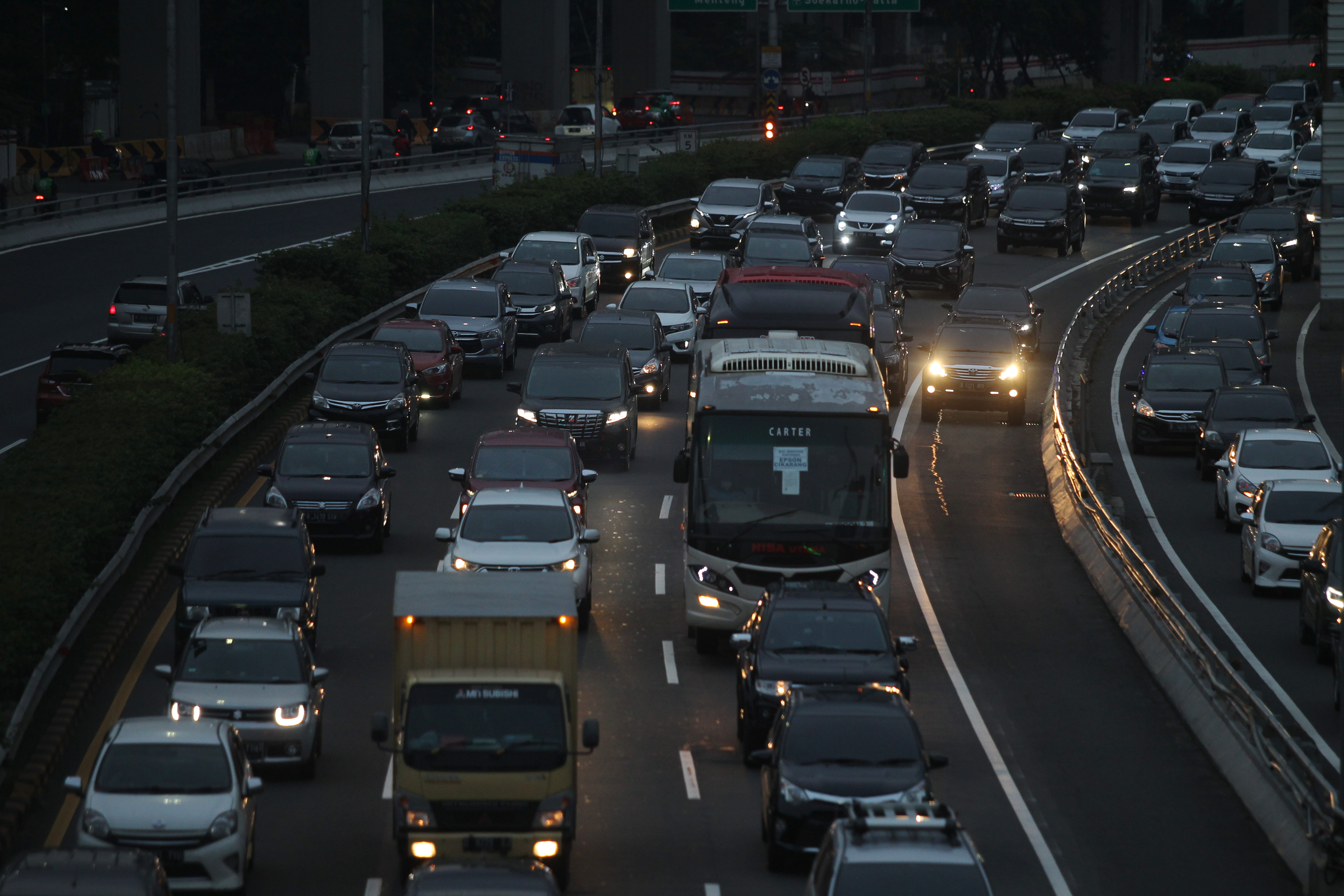 Kepadatan arus lalu lintas terjadi pada sejumlah ruas jalan menjelang sore hari di Jalan Sudirman dan Jalan Gatot Subroto