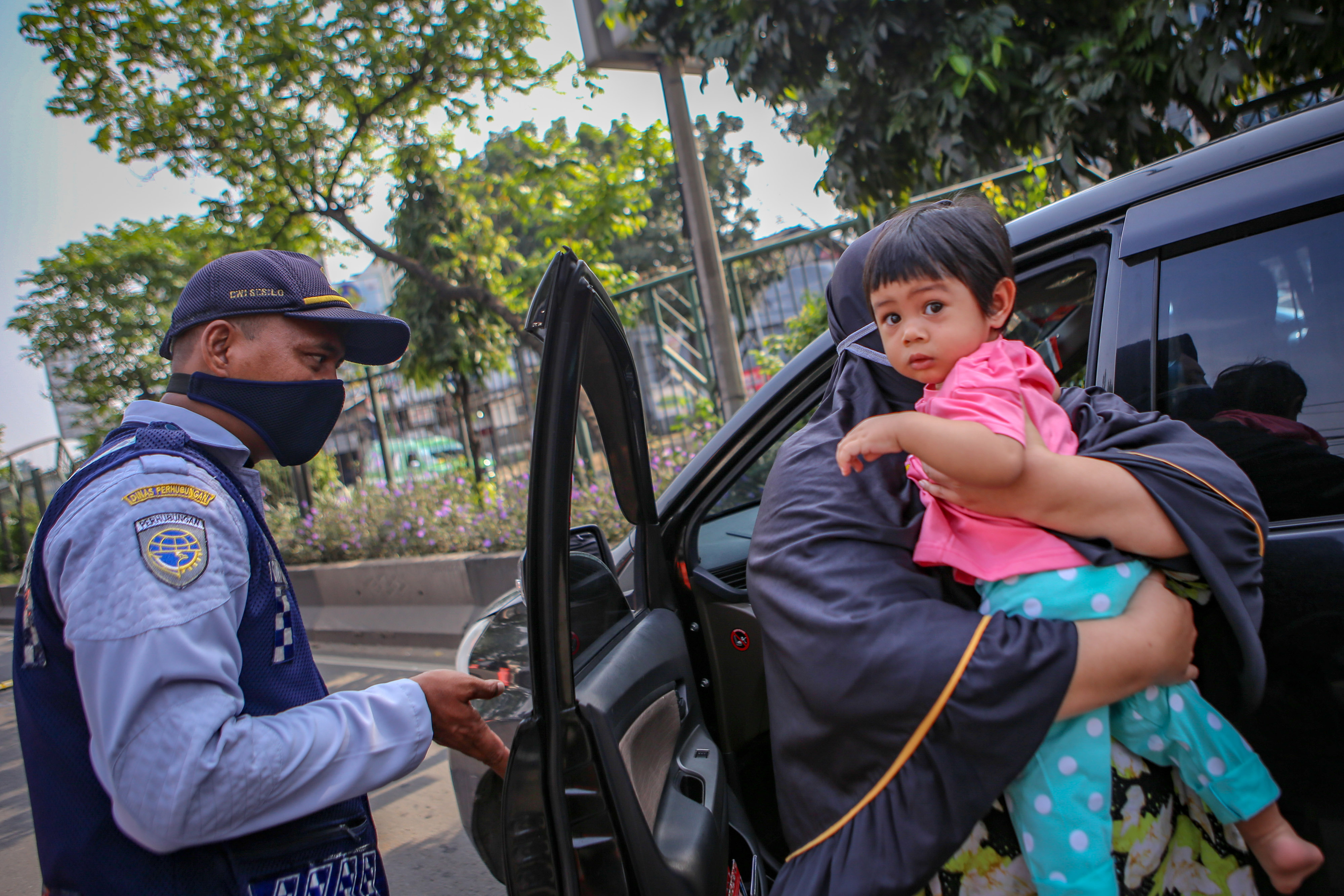  Petugas memeriksa pengendara saat penerapan PSBB di jalan M.H Thamrin, Cikokol, Kota Tangerang, 