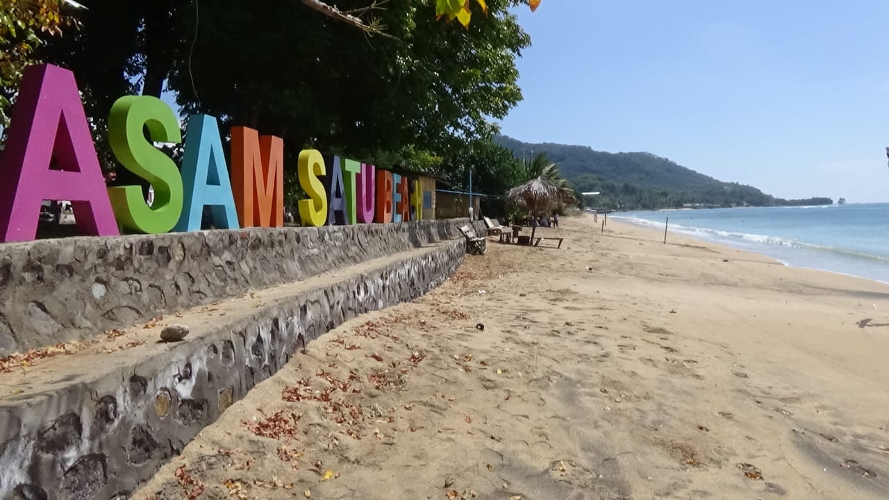 Pantai Asam Satu Kabupaten Flores Timur, NTT sudah dibuka untuk umum dengan protokol kesehatan.