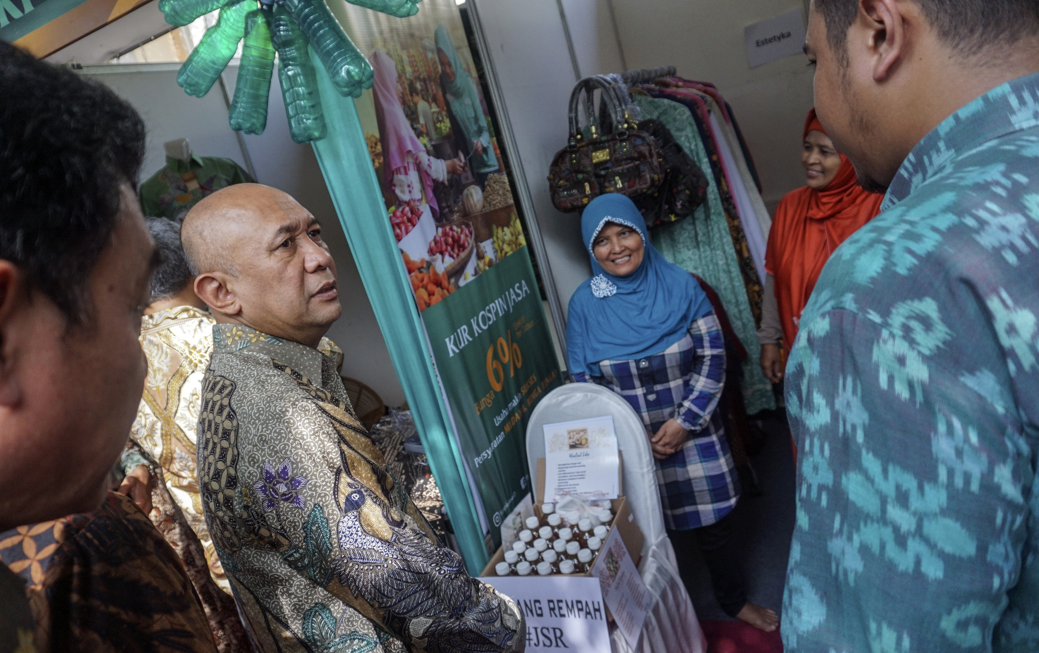 MENTERI KOPERASI TINJAU PAMERAN PRODUK UMKM: Menteri Koperasi dan UKM Teten Masduki (kedua kiri) meninjau produk UMKM 