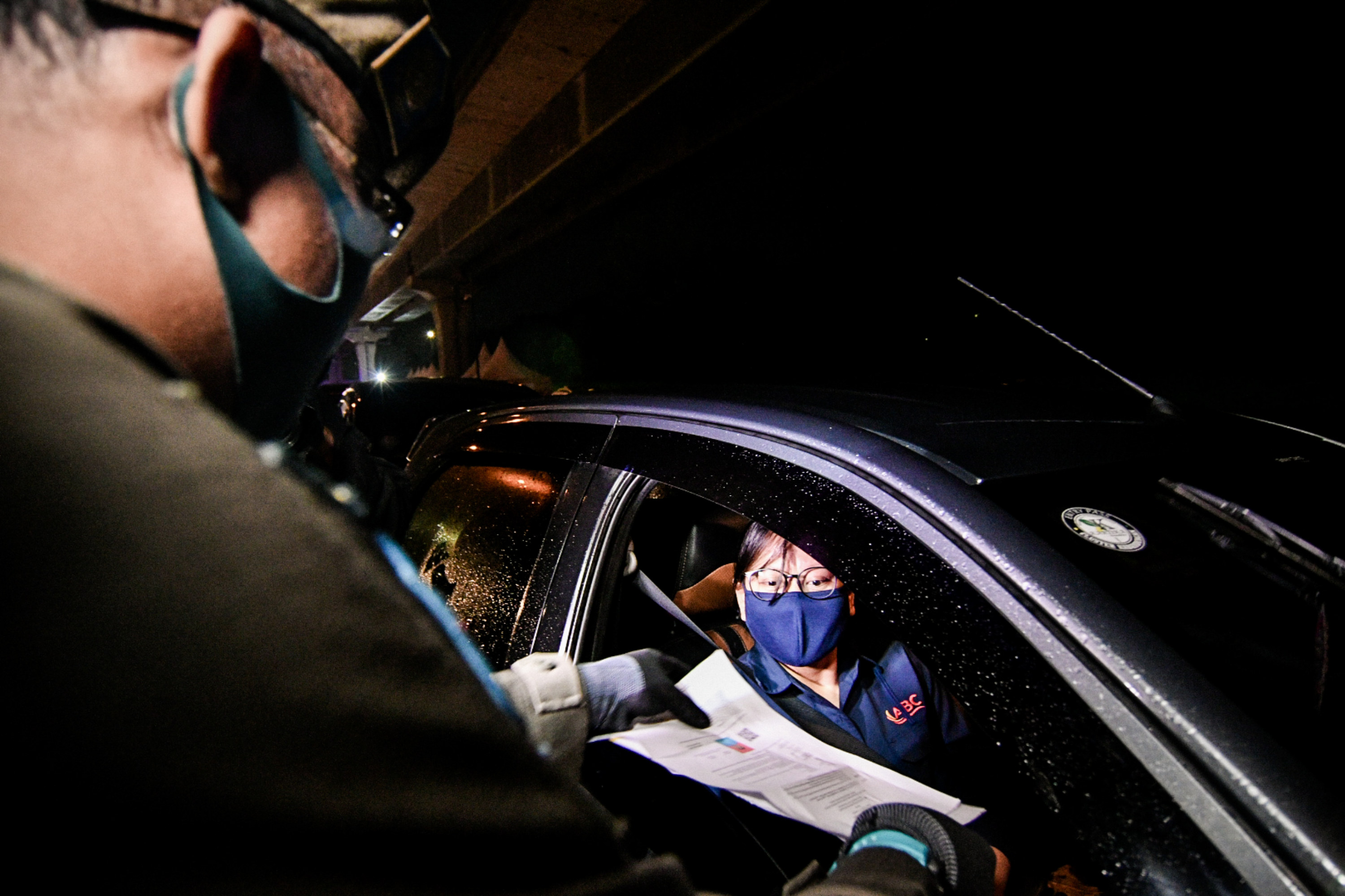 Petugas memeriksa SIKM pada pemudik yang kembali ke Jakarta di Tol Cikampek KM 47