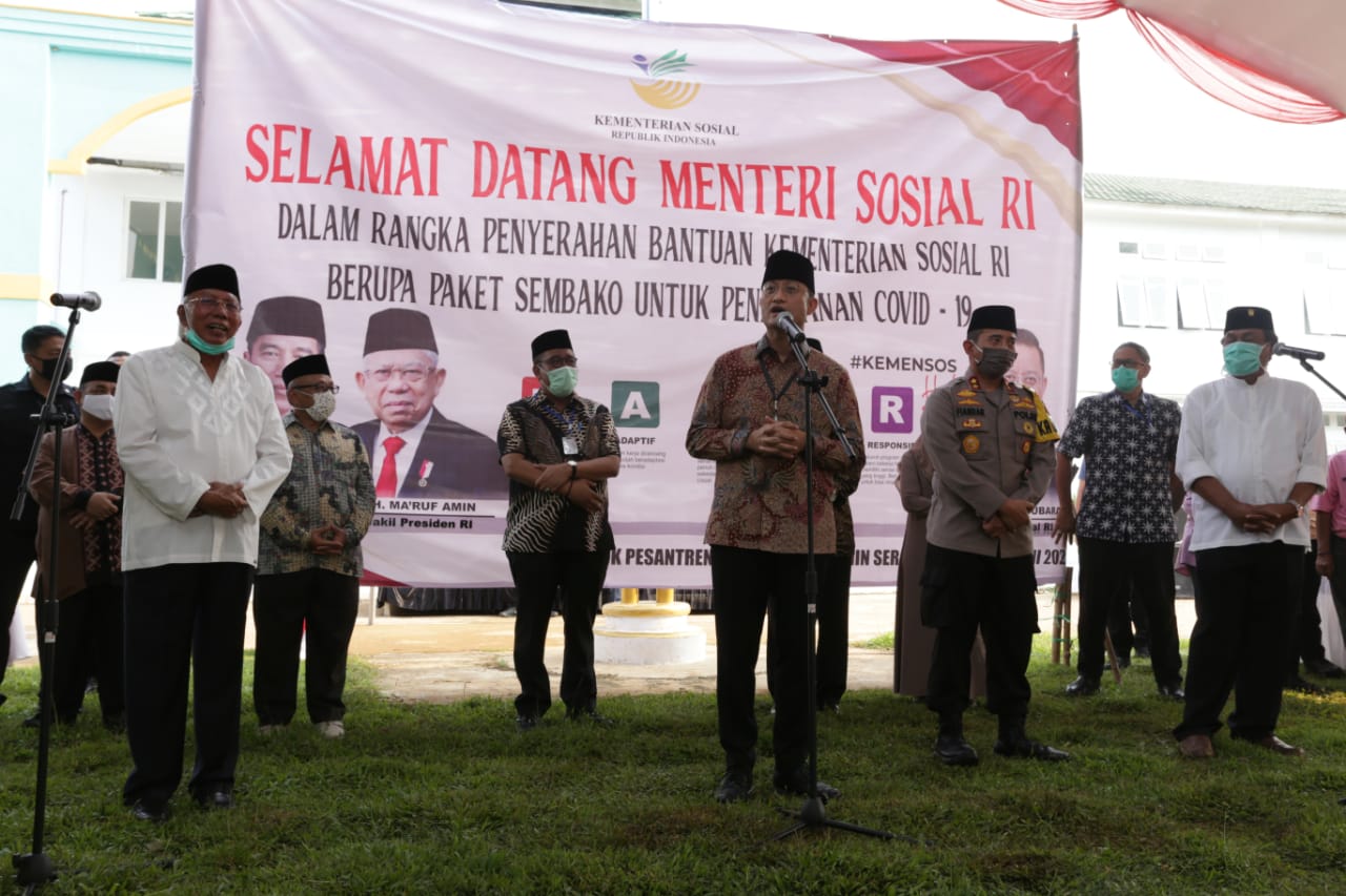 Mensos Juliari P. Batubara menyerahkan bantuan sosial kepada kepada 51 pondok pesantren (ponpes)  se-Provinsi Banten.