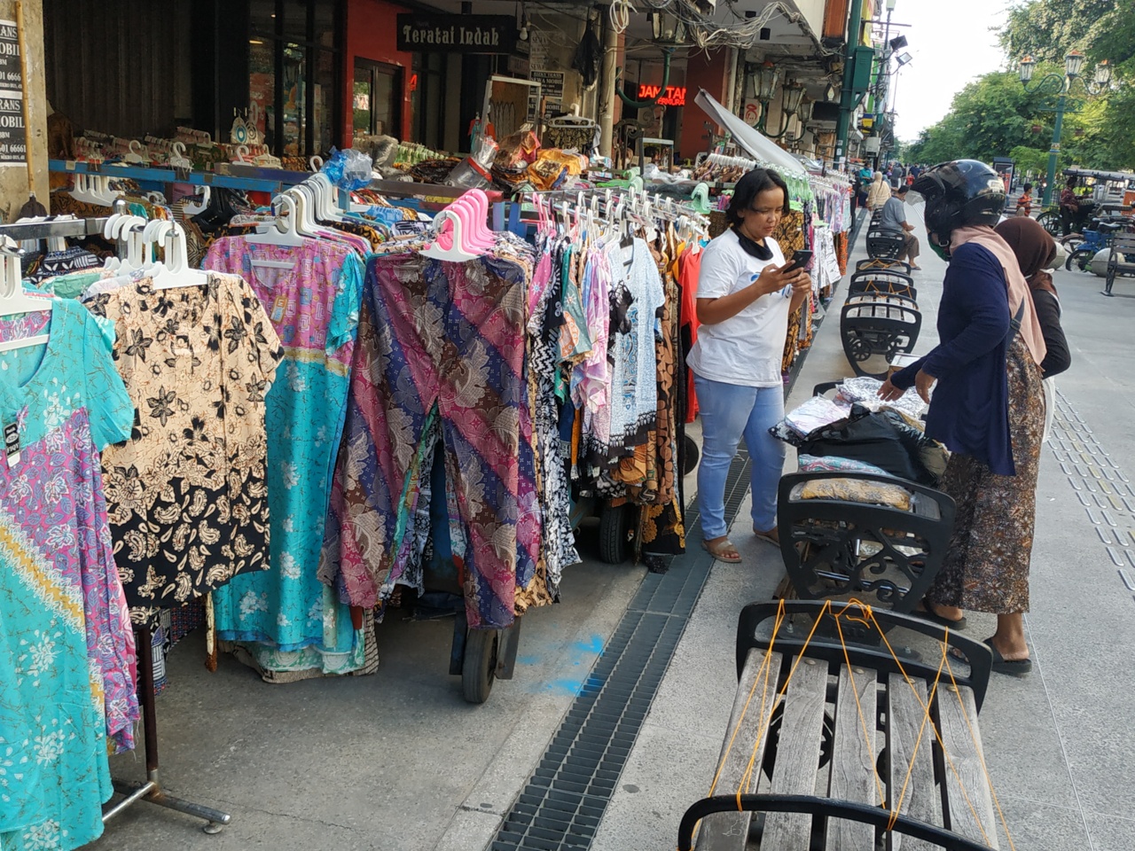 Pedagang pakaian di kawasan Malioboro, Yogyakarta.