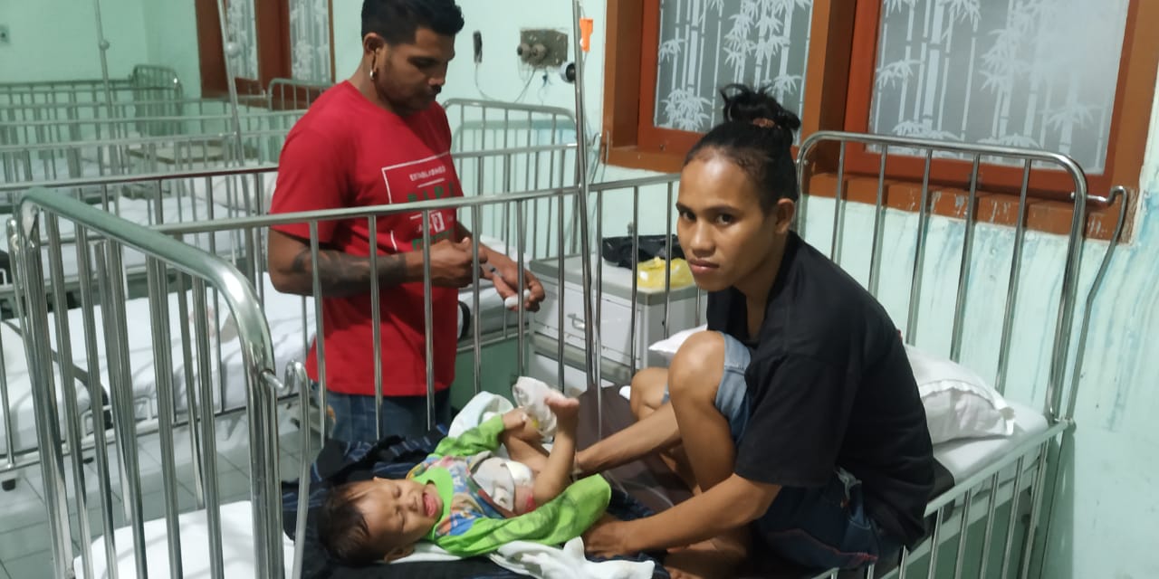 Yoseph Mberu bersama istri dan anaknya Katarina Mbe saat masih berada di RSUD dr TC Hillers Maumere. 