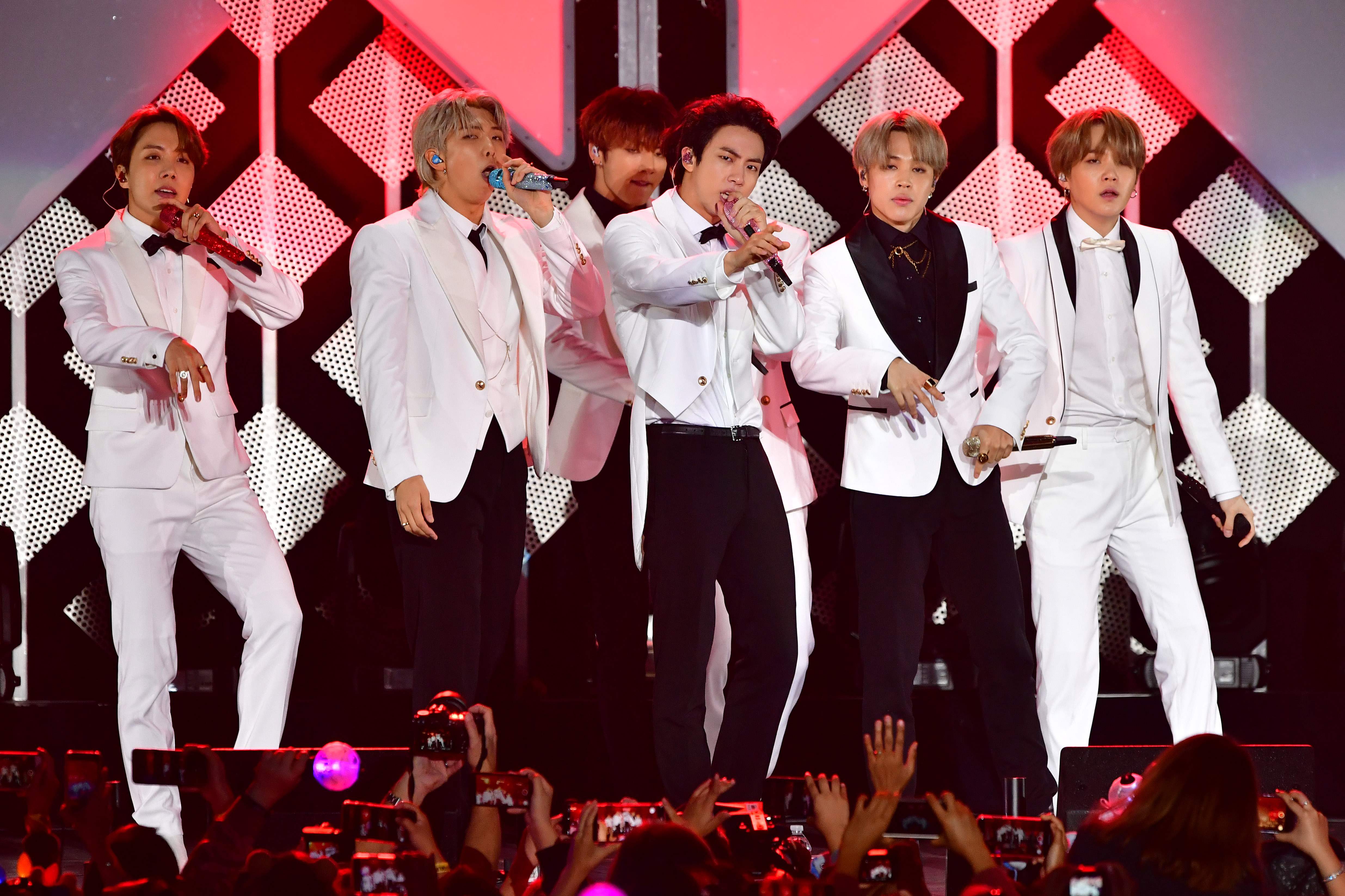 BTS ketika tampil dalam KIIS FM's iHeartRadio Jingle Ball at the Forum Los Angeles di California, Desember 2019.